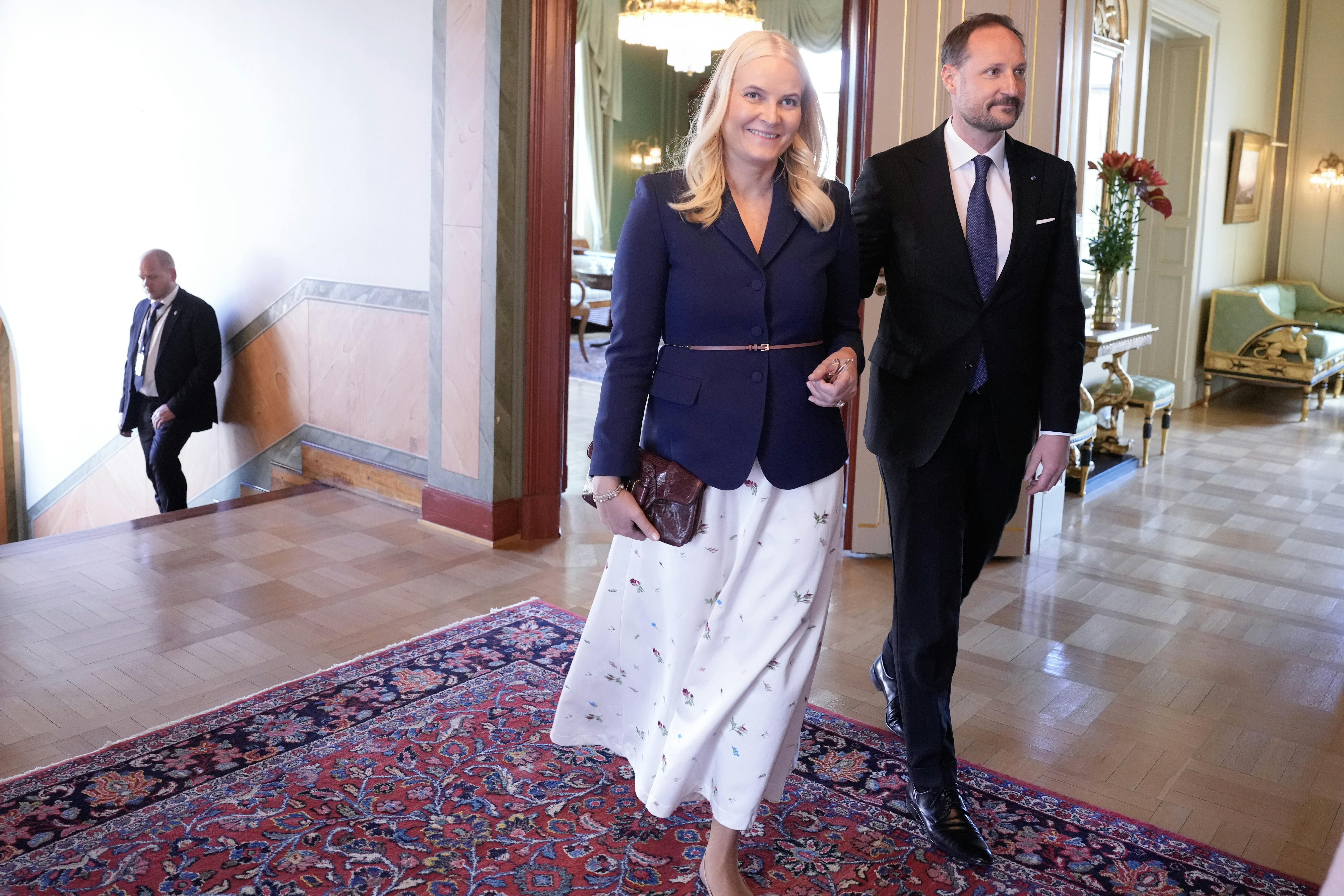 Oslo 20250409. Islands president Halla Tómasdóttir og hennes ektemann Björn Skúlason, kronprins Haakon og kronprinsesse Mette-Marit på lunsj i statsministerboligen i anledning det offisielle statsbesøket fra Islands presidentpar onsdag. Foto: Javad Parsa / NTB / POOL