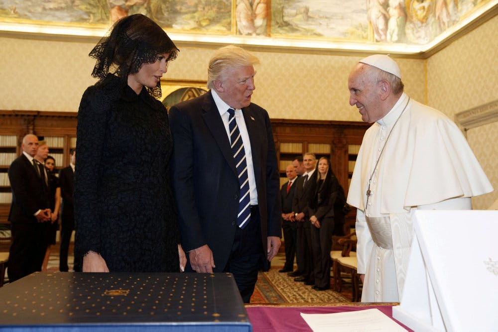 Pave Frans har mødt den amerikanske præsident, Donald Trump, i virkeligheden. Men han har dog ikke slået Trump over hånden, som en falsk video hævder. (Arkivfoto). - Foto: Pool/Reuters&nbsp;