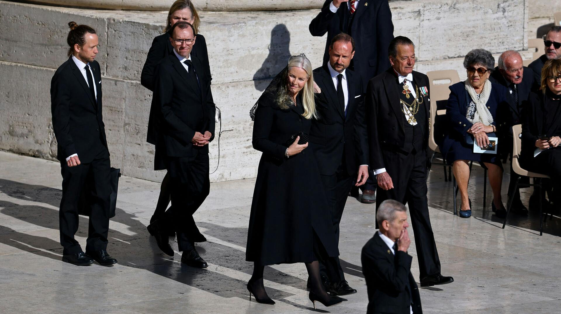 Kronprins Haakon og kronprinsesse Mette-Marit af Norge gik hånd i hånd.