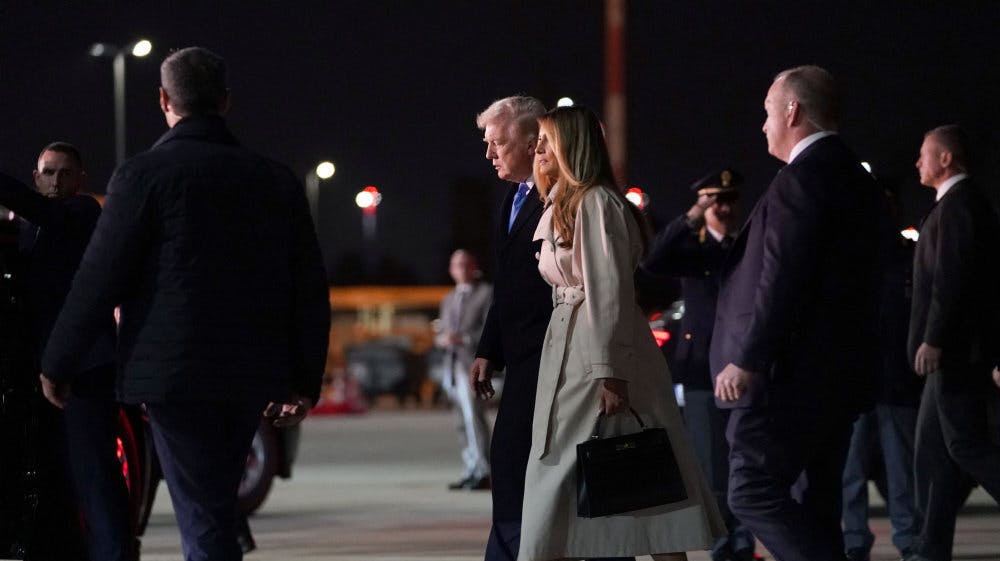 Donald Trump og hans hustru, Melania Trump, ankom sent fredag aften til Italiens hovedstad, Rom. Det er Trumps første udlandsrejse under sin anden embedsperiode. - Foto: Nathan Howard/Reuters