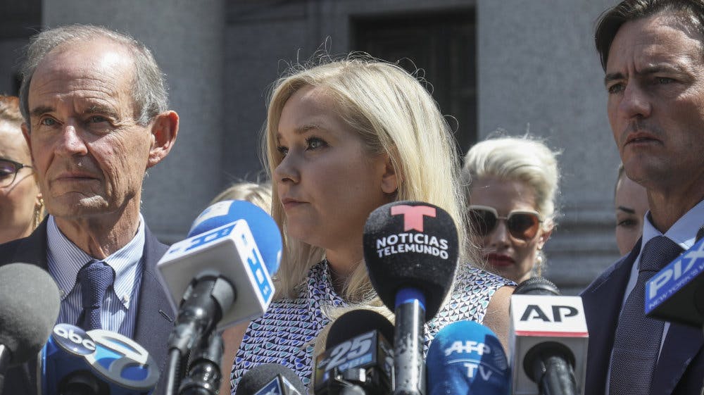 Virginia Giuffre ses her foran en retssag på Manhattan i New York. Her påstod hun, at den britiske prins Andrew i 2001 havde voldtaget hende, og at rigmanden Jeffrey Epstein havde holdt hende som sexslave. (Arkivfoto). 