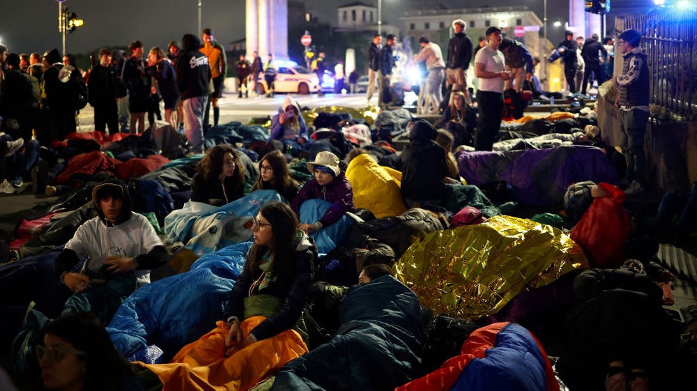 Flere har medbragt soveposer, mens de venter ude foran Peterspladsen. 