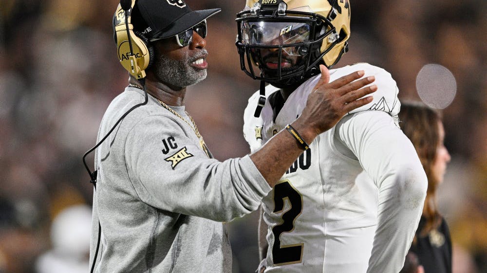 Shedeur Sanders (til højre) har spillet for sin far og tidligere NFL-stjerne, Deion Sanders, på universitetet i Colorado. Han er højst overraskende gledet forbi de tre første runder i draften. (Arkivfoto). - Foto: Phelan M. Ebenhack/Ritzau Scanpix&nbs