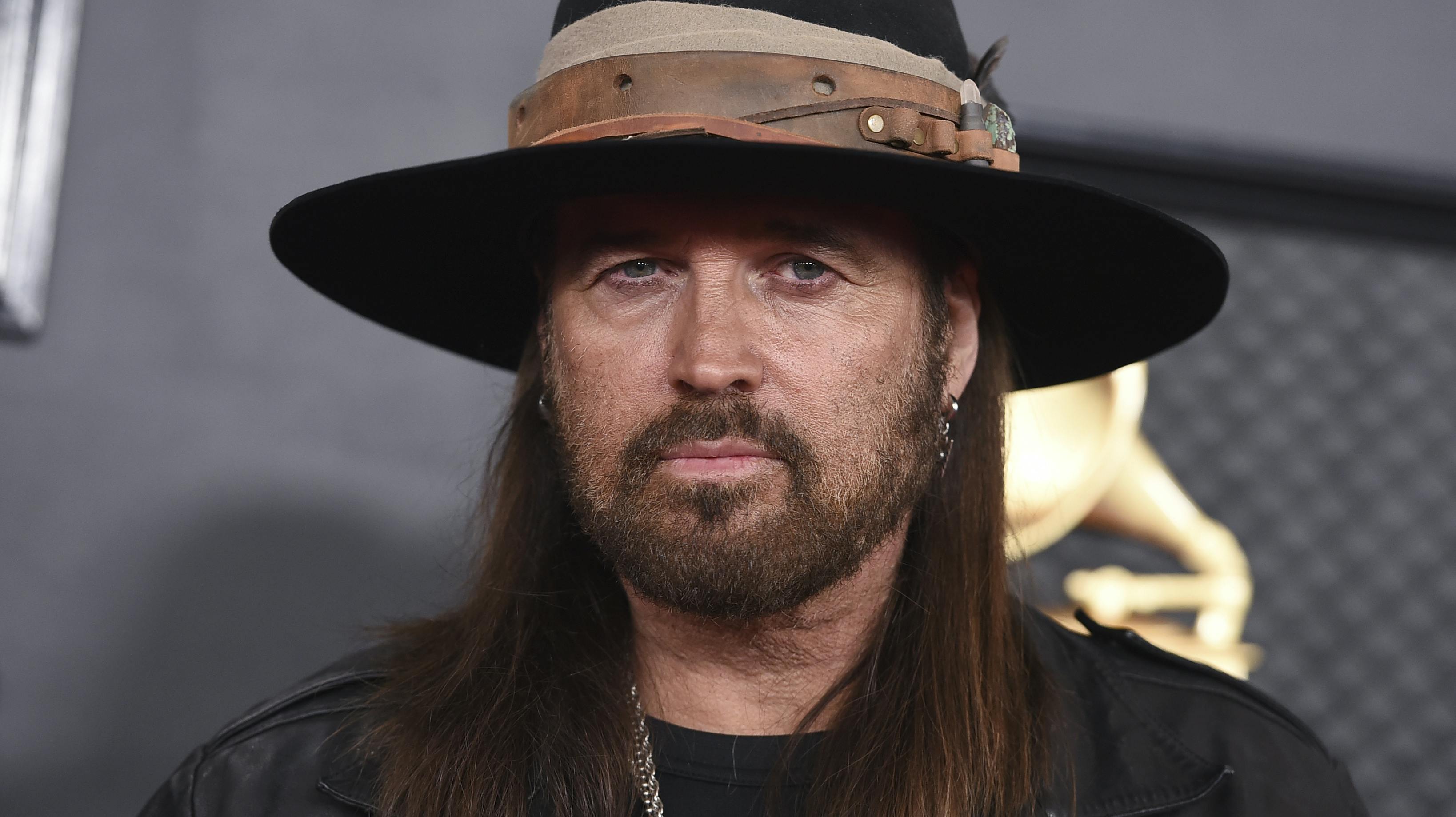 Nu åbner Billy Ray Cyrus op om sit forhold til Elizabeth Hurley.