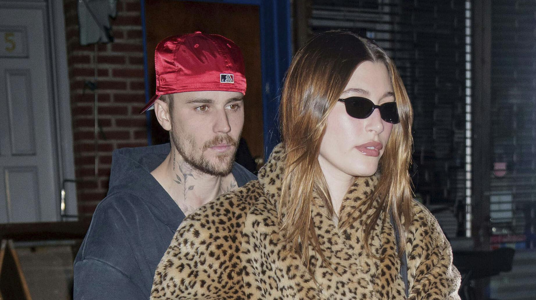 Justin Bieber er i sorg, efter han har mistet sin morfar. Her er han med hustruen Hailey Bieber.