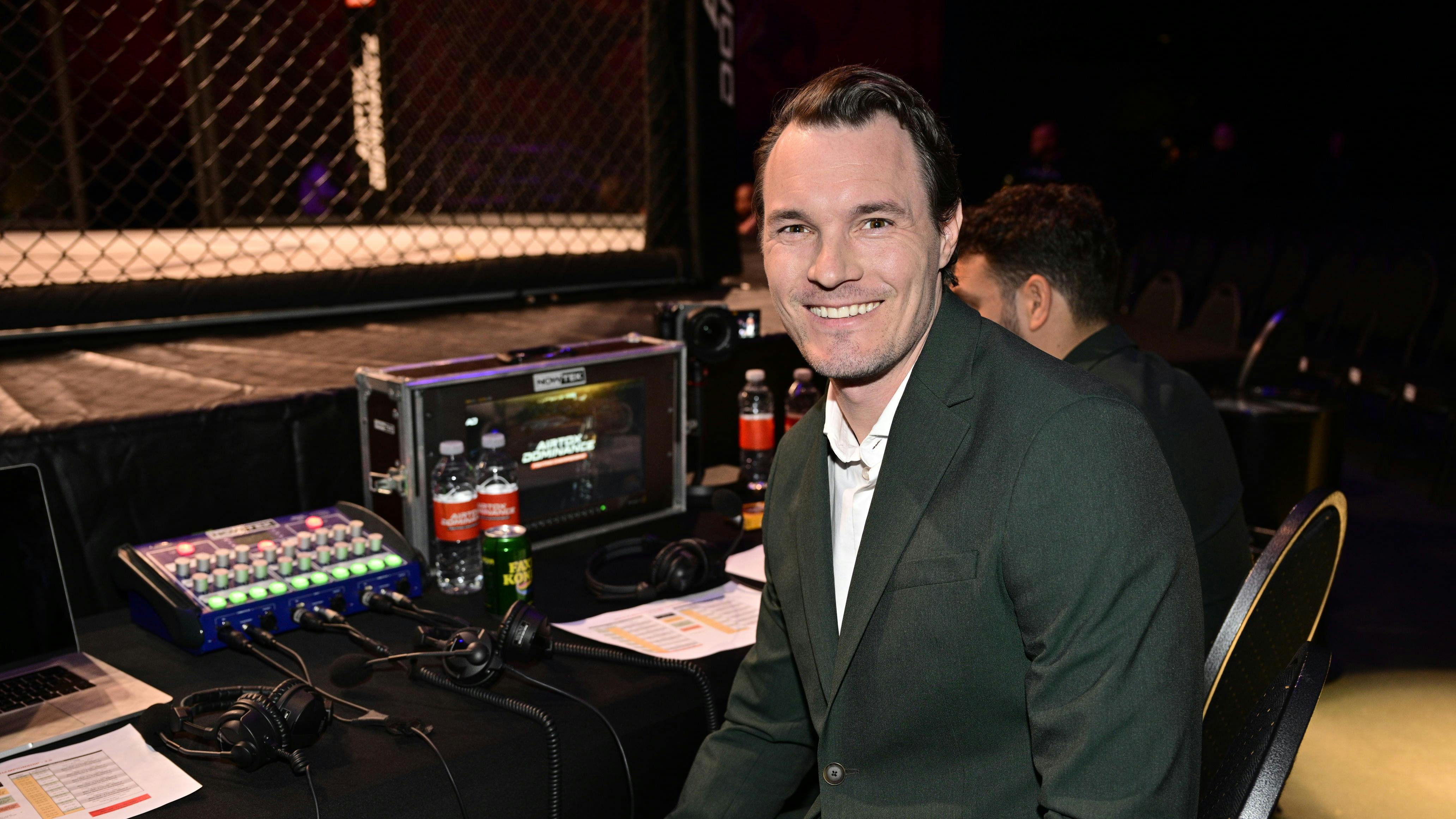 - Jeg har altid været fan af Mark. Han har noget fed energi. Men jeg følger alle danskere - jeg elsker, når danskere gør det godt. Om det er MMA, fodbold eller tennis, så synes jeg bare, det er fedt, siger Patrik Wozniacki, der kommenterer under Mark O. Madsens Dominance Fighting Championship lørdag aften.