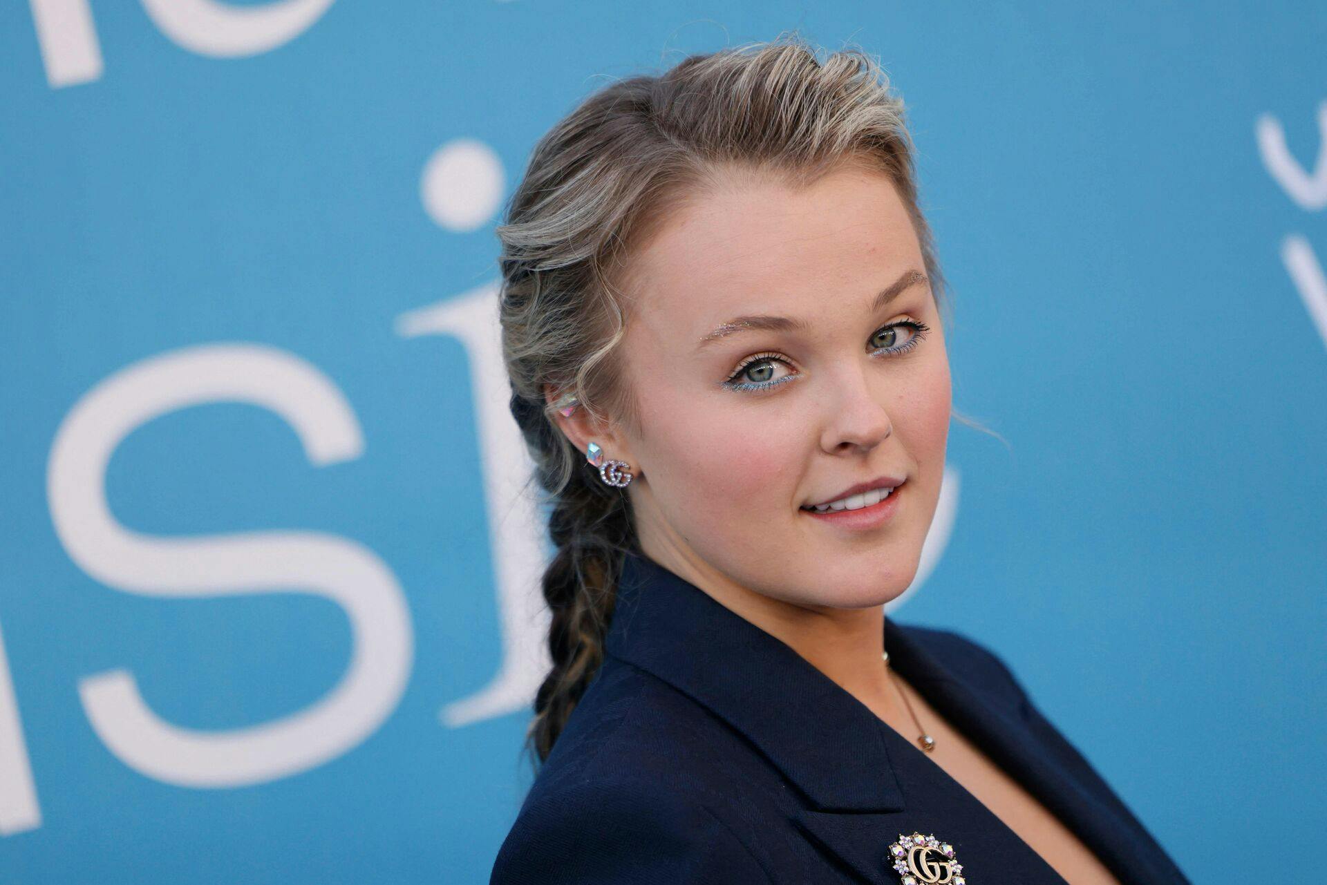 Jojo Siwa har brudt forlovelsen til Kath Ebbs. Det sker kort efter sangeren i realityprogrammet "Celebrity Big Brother" opdagede at være queer og ikke lesbisk som først antaget.