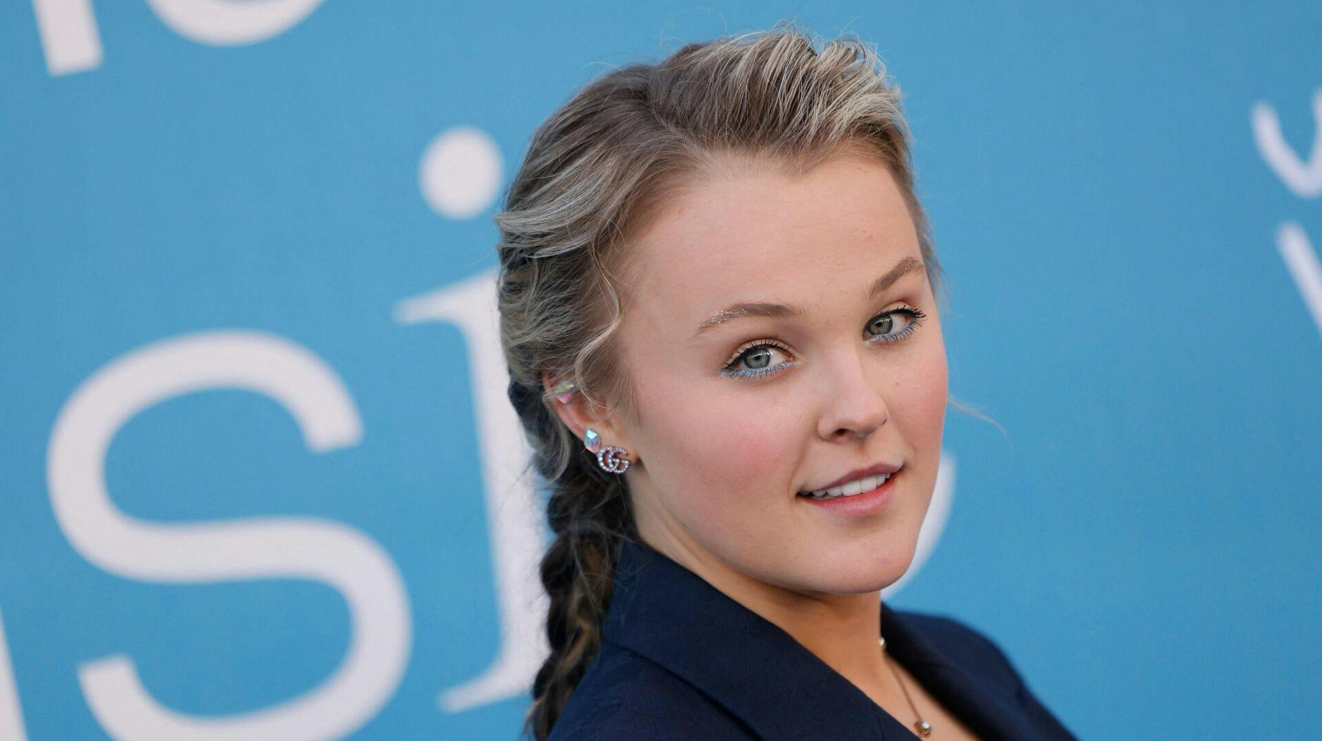 Jojo Siwa har brudt forlovelsen til Kath Ebbs. Det sker kort efter sangeren i realityprogrammet "Celebrity Big Brother" opdagede at være queer og ikke lesbisk som først antaget.