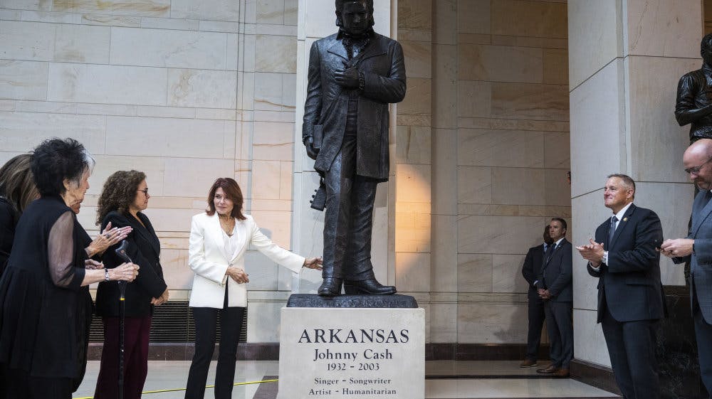 Rosanne Cash, som er datter af den afdøde musiker Johnny Cash, er her fotograferet ved afsløringen af en statue af hendes far i Emancipation Hall i Washington D.C. i september sidste år. Johnny Cash kan også komme med i præsident Trumps planlagte hel