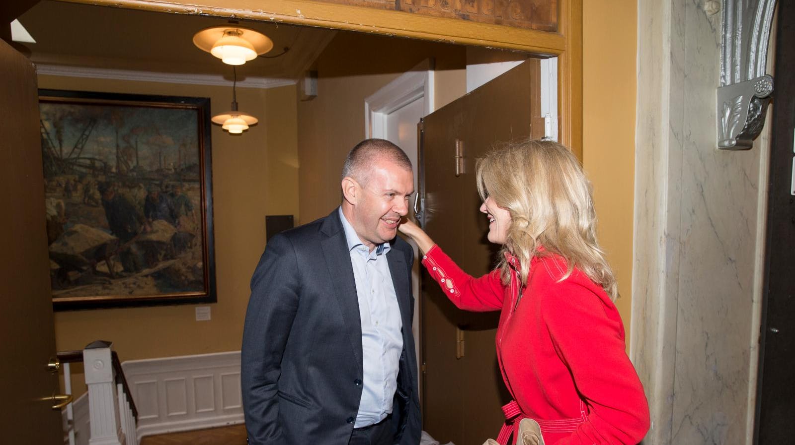 Her hilser Bjarne Corydon på tidligere statsminister Helle Thorning-Schmidt, som han deler en tæt fortid med som socialdemokratiske minister.
