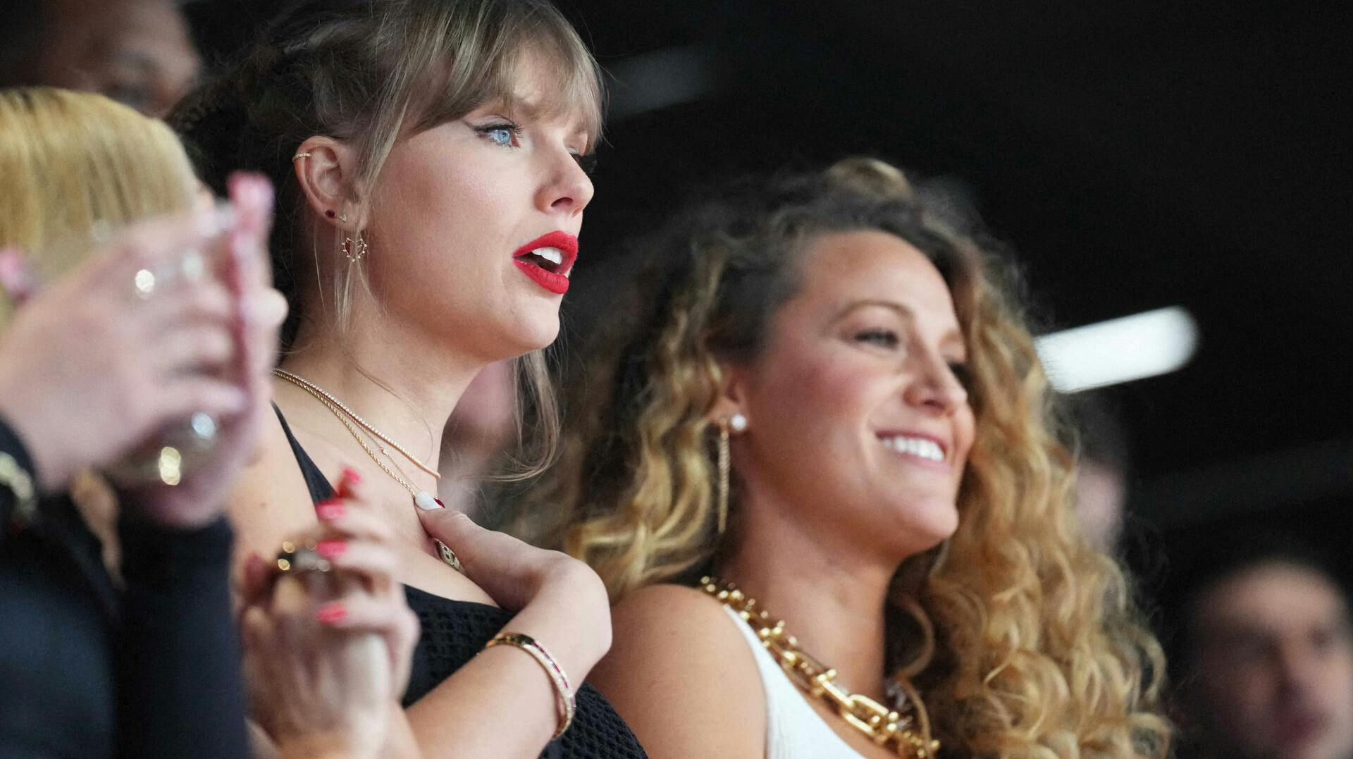 Taylor Swift og Blake Lively var side om side til sidste års Super Bowl.
