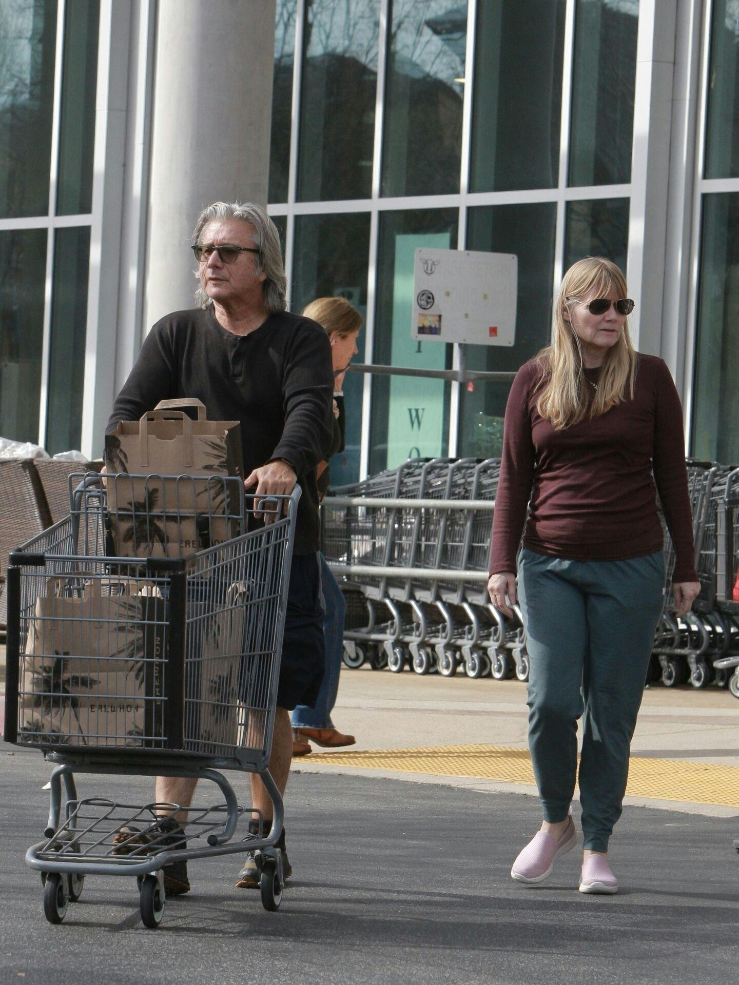 Calabasas, CA - *EXCLUSIVE* - Steve Perry grocery shops with his blonde girlfriend at upscale Erewhon market in Calabasas, Ca. The 76-year-old was the lead singer for the 1970's and 1980's rock band Journey and was dubbed 'the voice' by Jon Bon Jovi. Pictured: Steve Perry BACKGRID USA 3 FEBRUARY 2025 BYLINE MUST READ: JISH / BACKGRID USA: +1 310 798 9111 / usasales@backgrid.com UK: +44 208 344 2007 / uksales@backgrid.com *UK Clients - Pictures Containing Children Please Pixelate Face Prior To Publication*