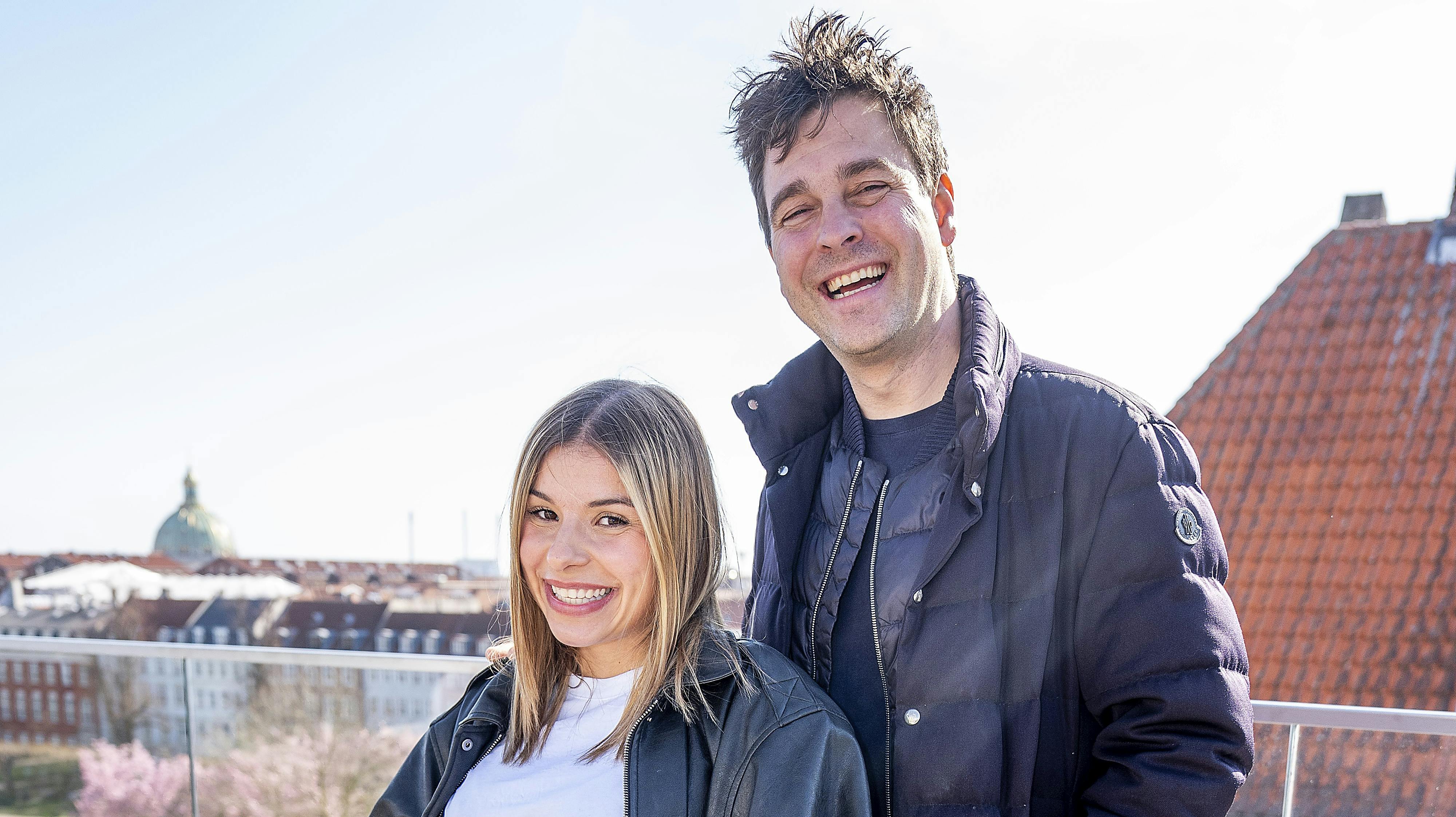 Nynne Larsen og Peter Birch venter en lille dreng.