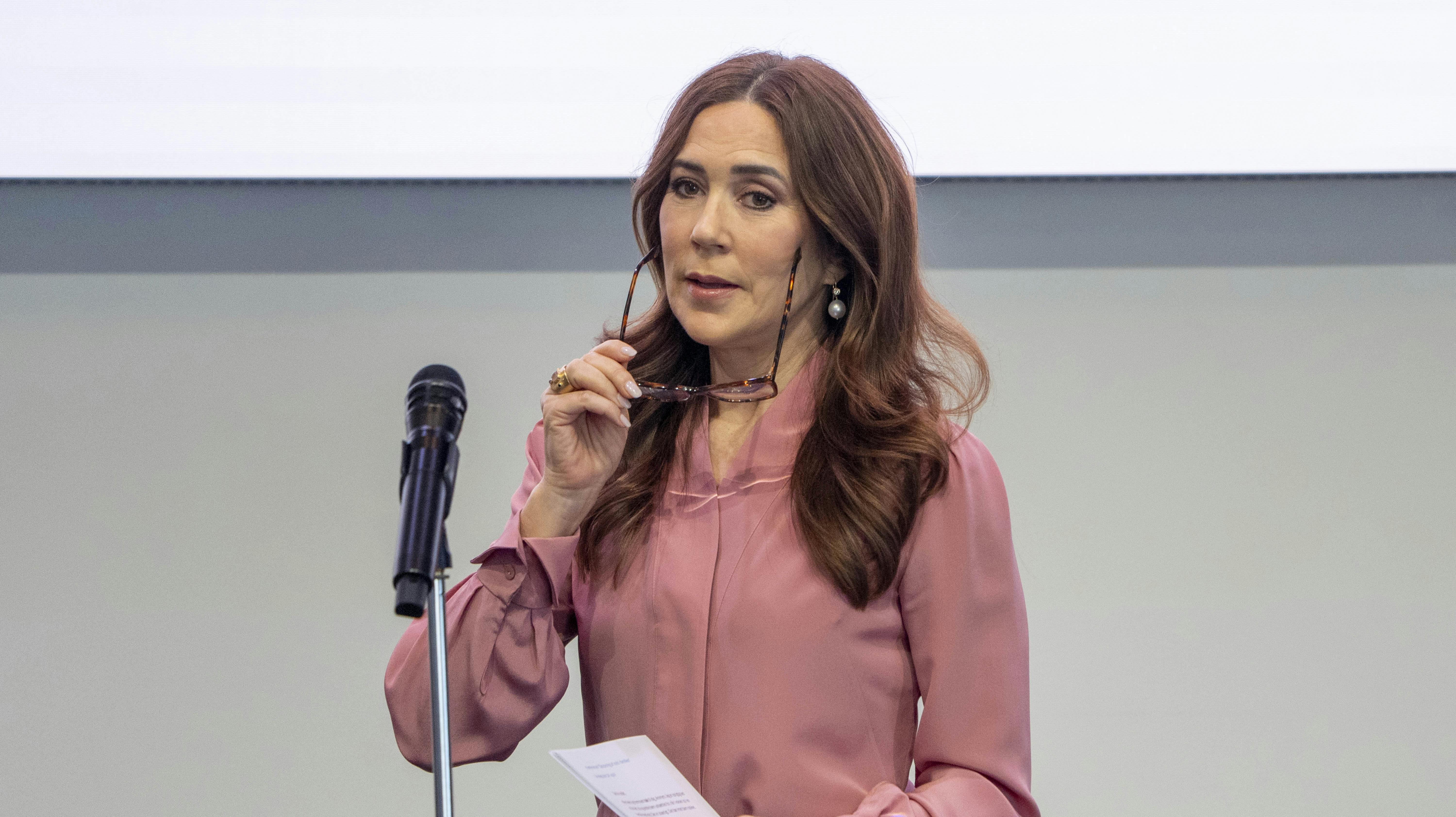 Dronningens påklædning til Mary Fonden, Barndom Uden Vold og Ole Kirks Fonds konference "Opsporing af vold i familien" har vakt opsigt i udlandet.