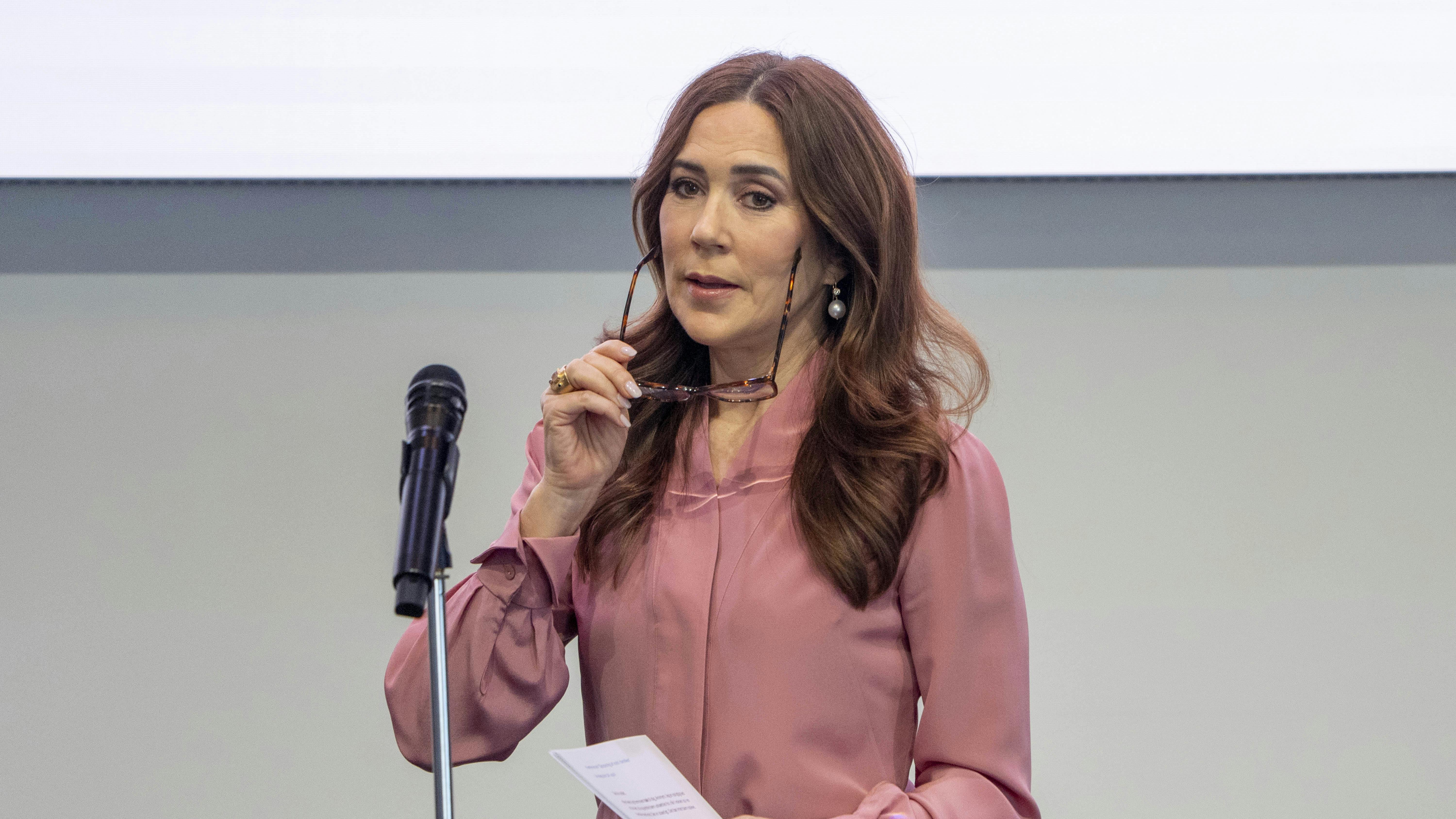 Dronningens påklædning til Mary Fonden, Barndom Uden Vold og Ole Kirks Fonds konference "Opsporing af vold i familien" har vakt opsigt i udlandet.