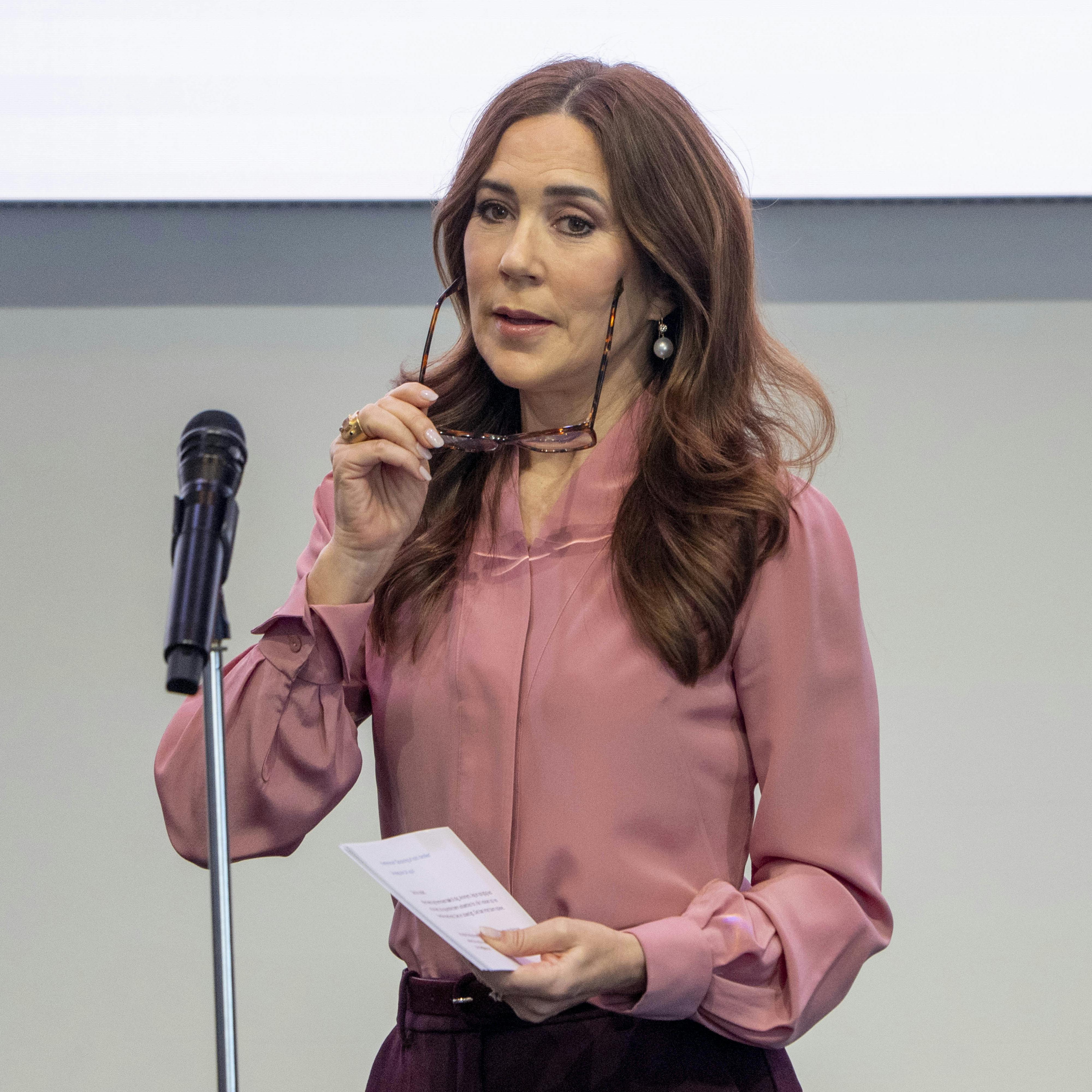 Dronningens påklædning til Mary Fonden, Barndom Uden Vold og Ole Kirks Fonds konference "Opsporing af vold i familien" har vakt opsigt i udlandet.