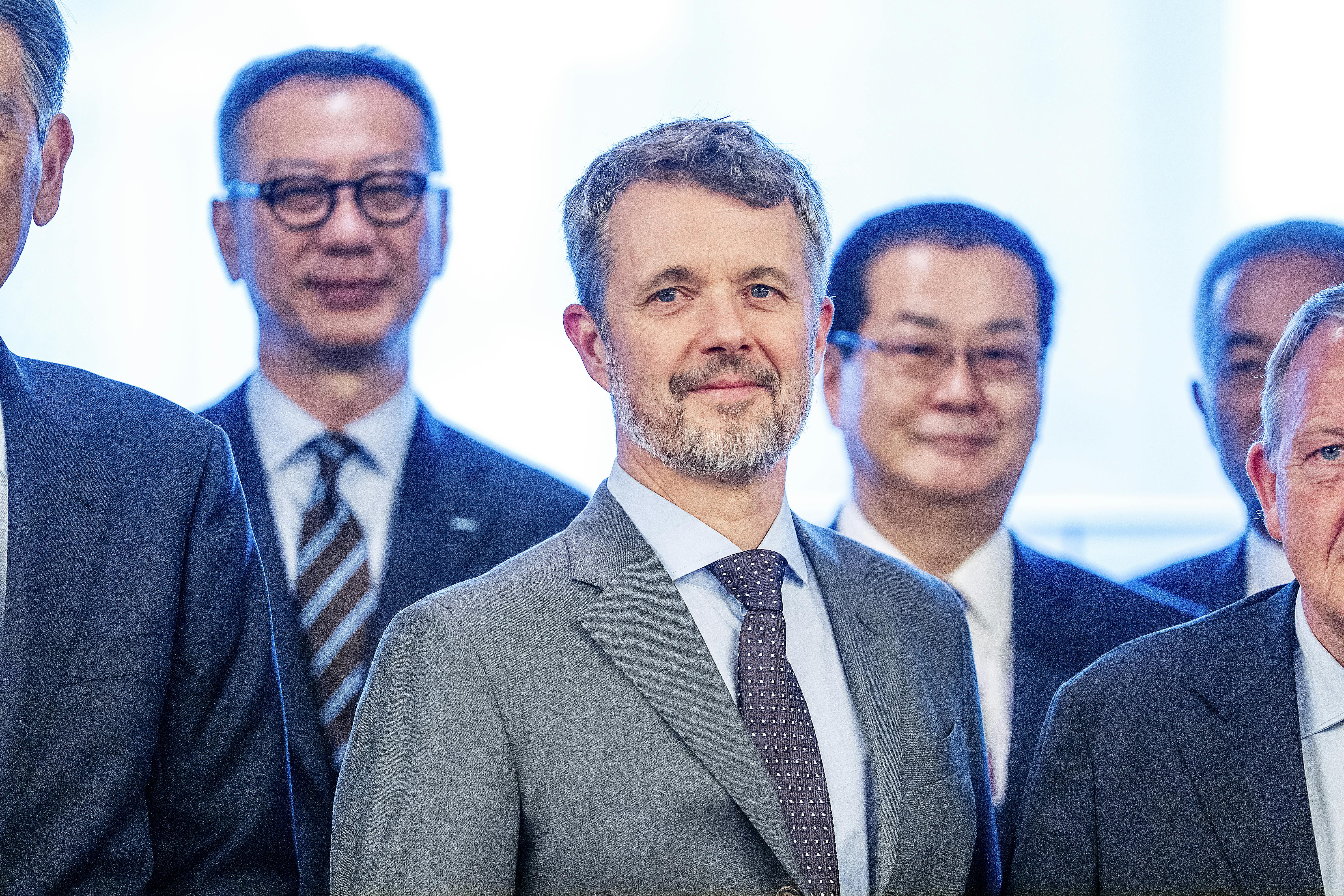 Kong Frederik har aflyst og rykket sin ankomst til Grønland. Nu ankommer kongen tirsdag morgen i stedet for mandag aften.
