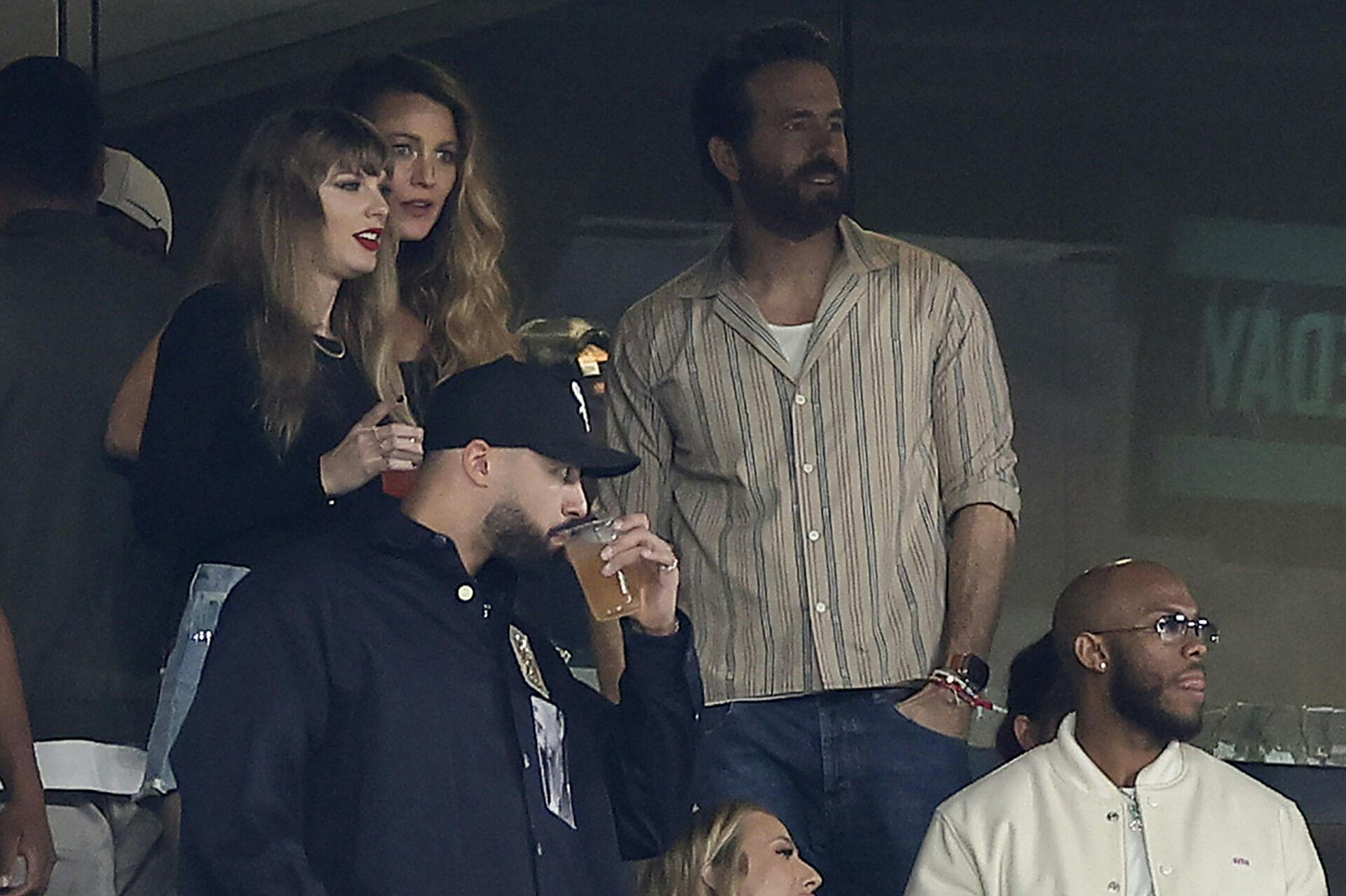 Taylor Swift, Blake Lively og Ryan Reynolds. Sammen med Taylors kæreste, Travis Kelce, har parret været på adskillige middagsdates.