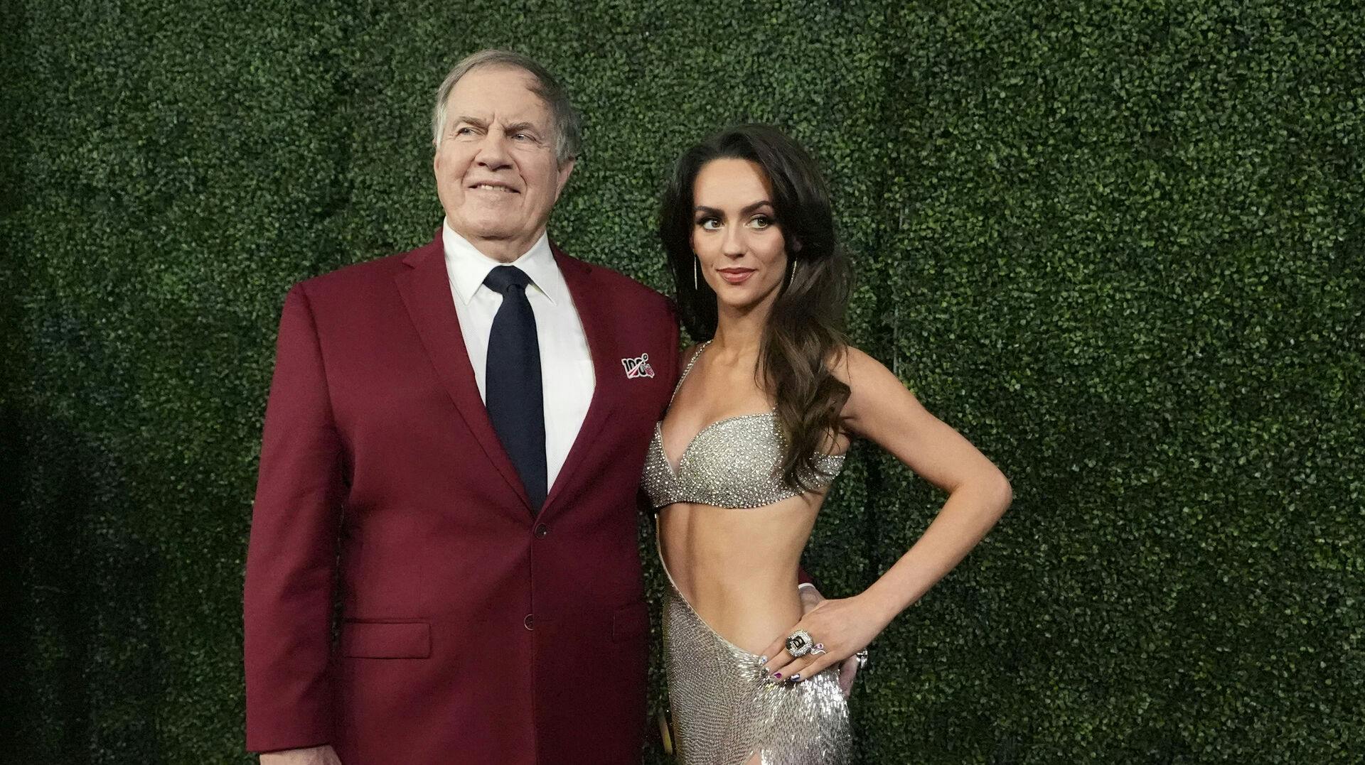 Jordon Hudson sørgede for at holde kæresten i kort snor, da han blev interviewet af CBS. Bill Belichick måtte blandt andet ikke svare på, hvordan parret, med 48 år i aldersforskel, mødte hinanden.
