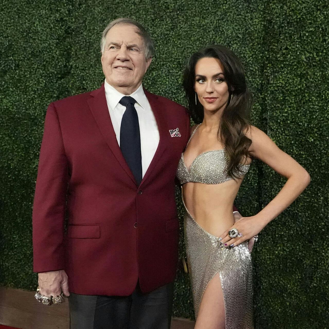 Jordon Hudson sørgede for at holde kæresten i kort snor, da han blev interviewet af CBS. Bill Belichick måtte blandt andet ikke svare på, hvordan parret, med 48 år i aldersforskel, mødte hinanden.