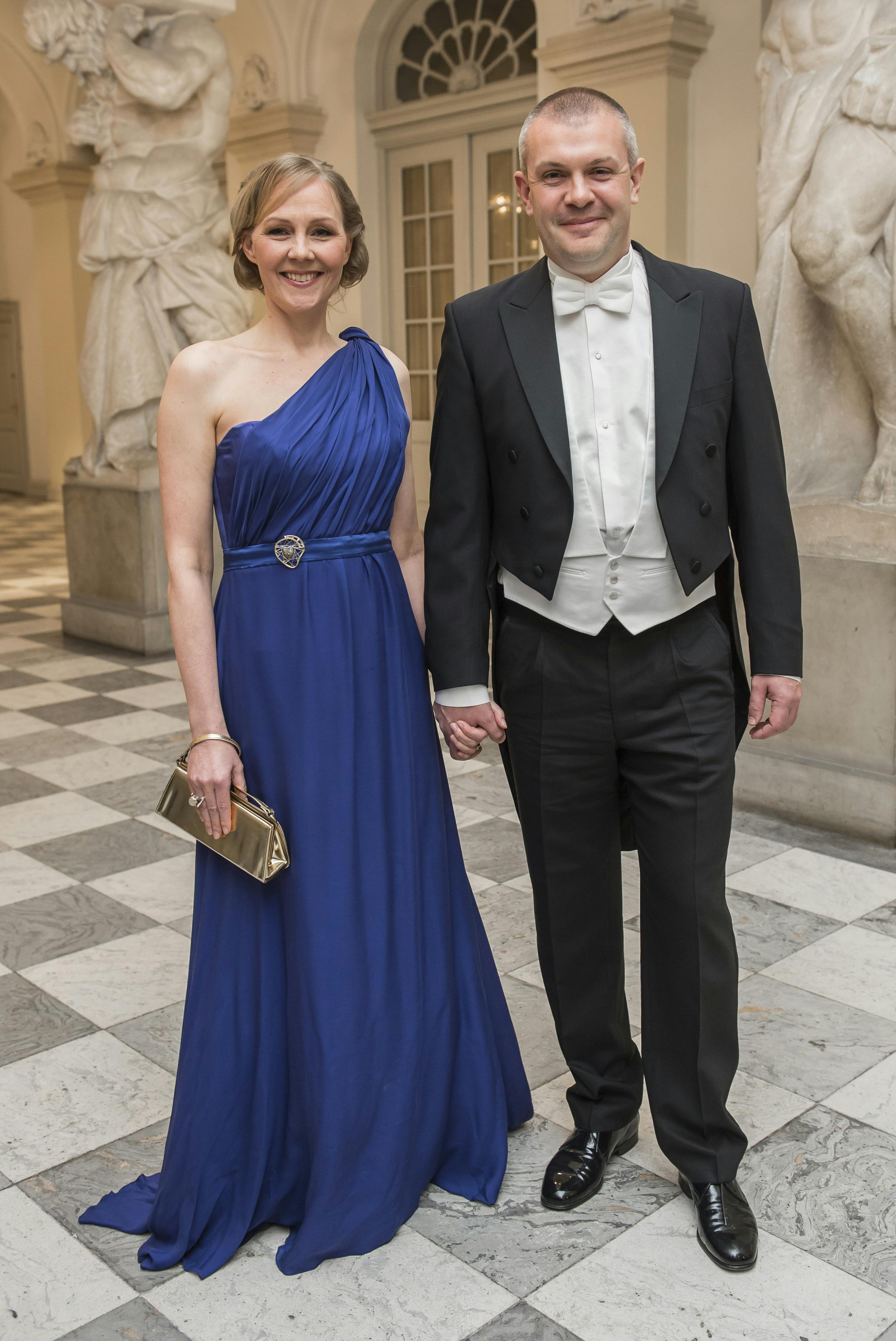 Gallataffel for det officielle Danmark på Christiansborg Slot den 15. april 2015 i anledning af Dronning Margrethes 75-års fødselsdag. Bjarne Corydon med sin kone Nina Eg Hansne, som var i en asymmetrisk blå kjole fra Stasia.