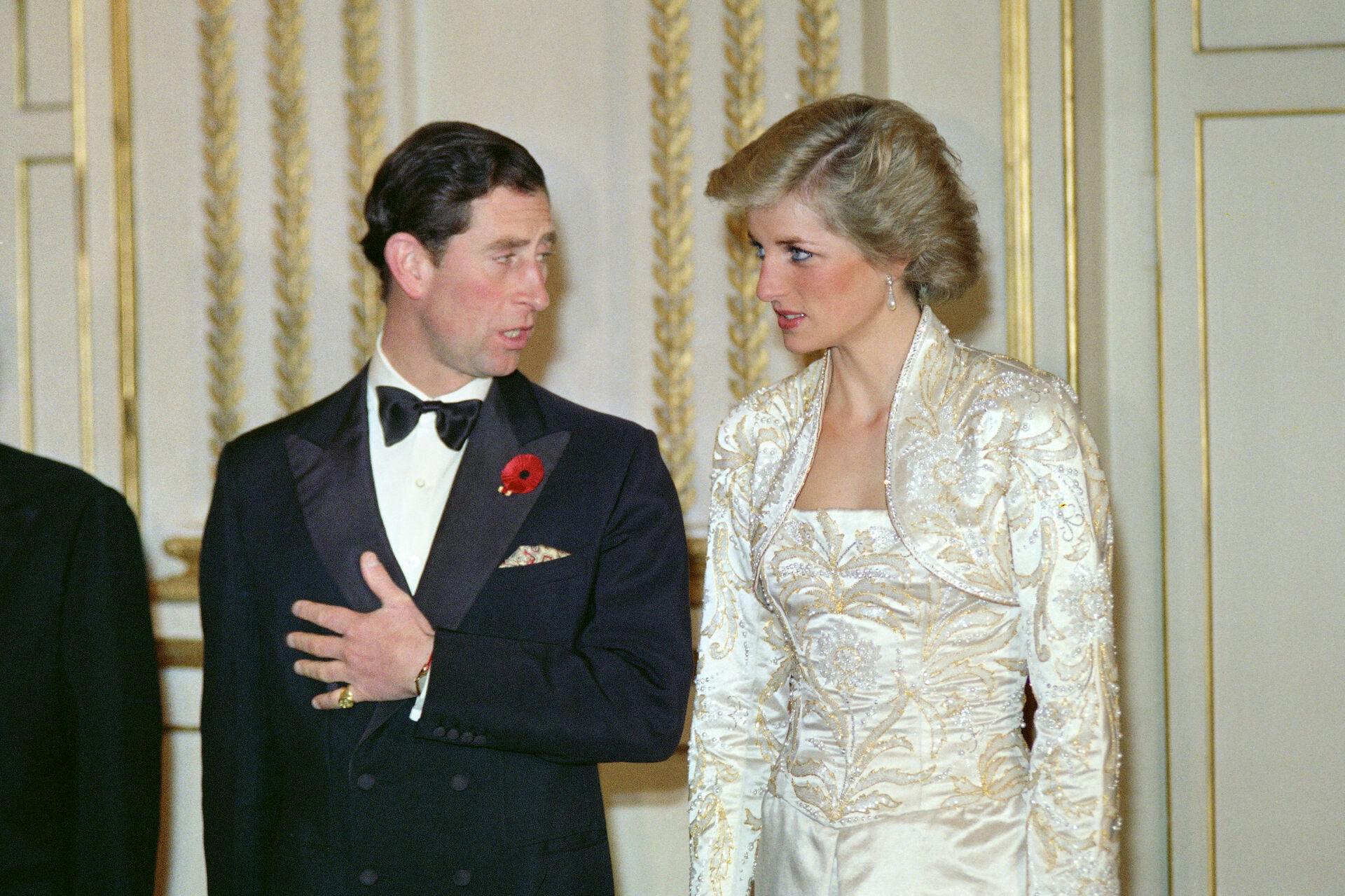 Fra start fra der knas mellem prinsesse Diana og prins Charles. Her er parret fotograferet i 1988 - samme år som prinsesse Diana fik et afbræk fra det betændte ægteskab ved at feste på en bøssebar