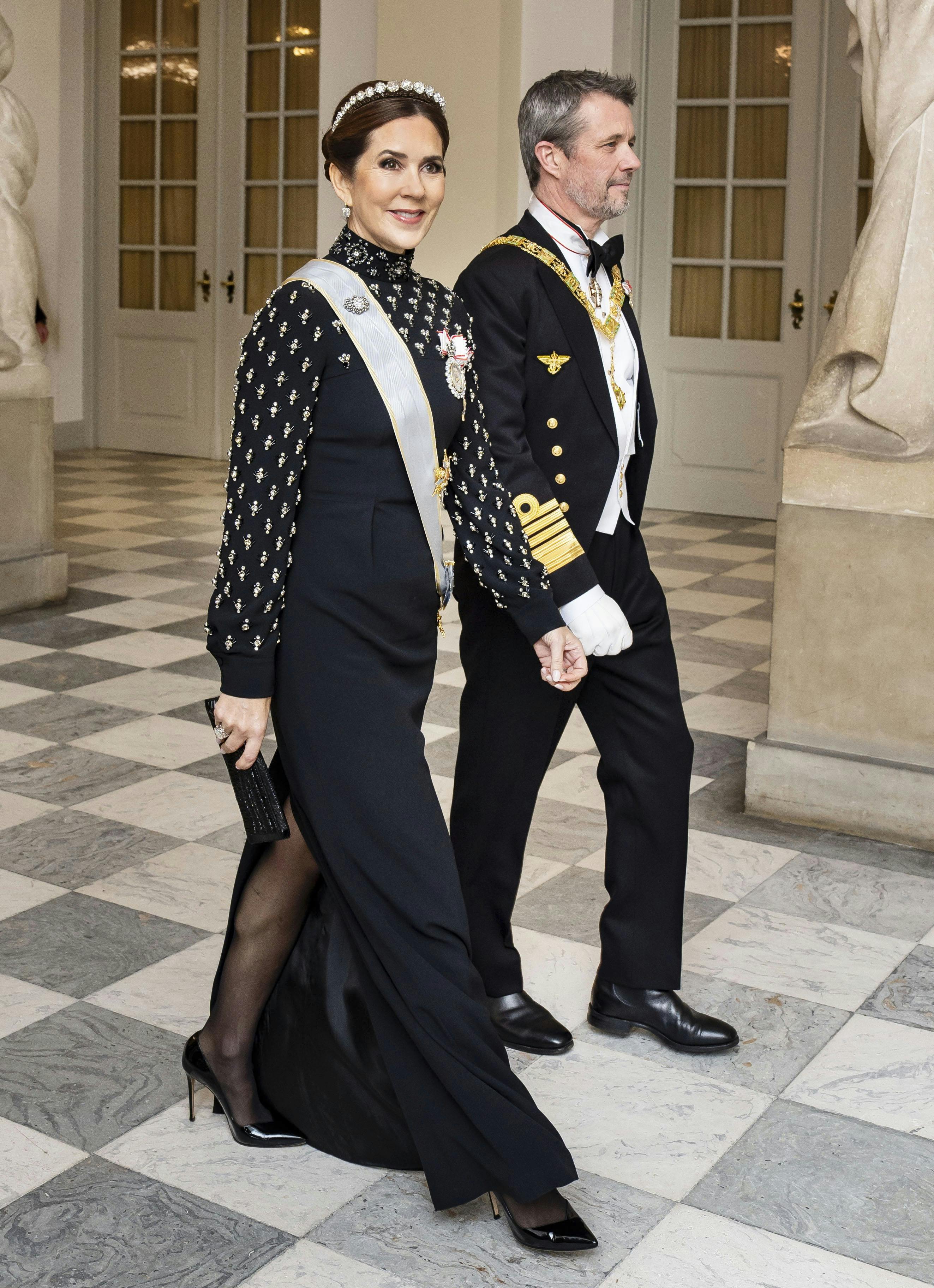 OPGAVE: EGYPTISK STATSBESØGPOOL 5A Kongeparrets, prinsesse Benedikte og prinsesse Maries ankomst i DrabantsalenSTED: Christiansborg SlotJOURNALIST: Marianne Singer og Ulrik UlriksenFOTOGRAF: © Hanne Juul/ Aller Foto & VideoDATO: 20241206