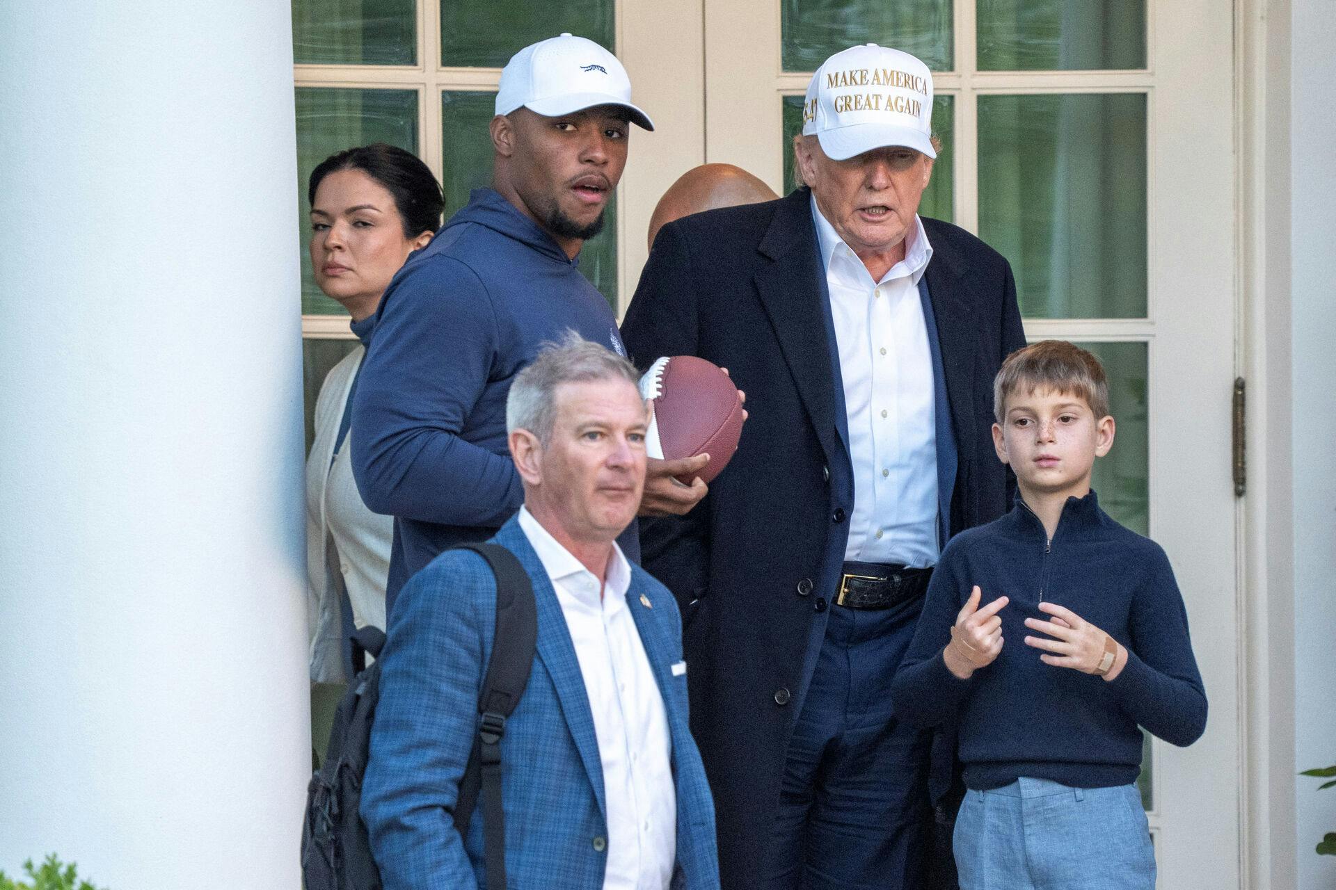 En stor del af Philadelphia Eagles' fans har set sig sure på holdets helt store stjerne, Saquon Barkley, efter han har valgt at tilbringe flere dage sammen med Donald Trump.