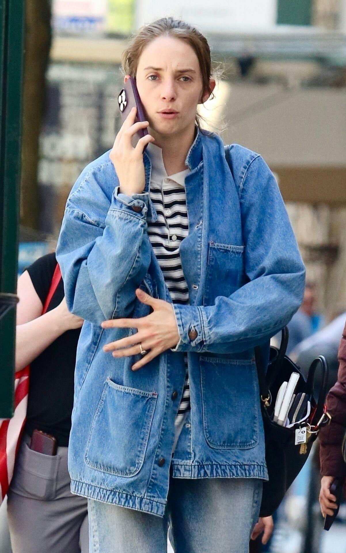 Paparazzifotograferne fangede Maya Hawke i New York mandag eftermiddag.