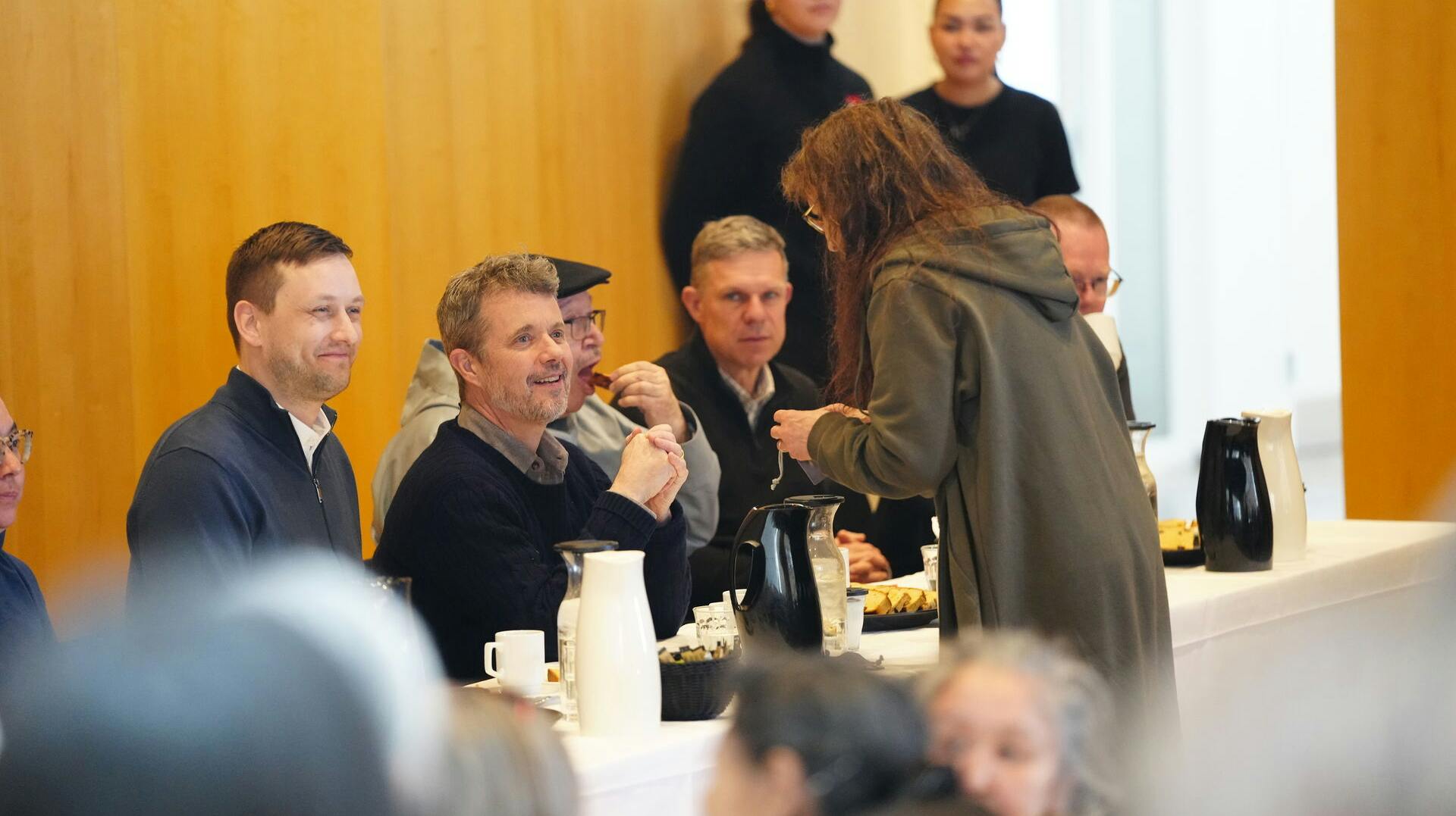 Tirsdag aften har kong Frederik deltaget i traditionel kaffemik. En grønlandsk traditionel sammenkomst, hvor der drikkes kaffe og spises bagværk.