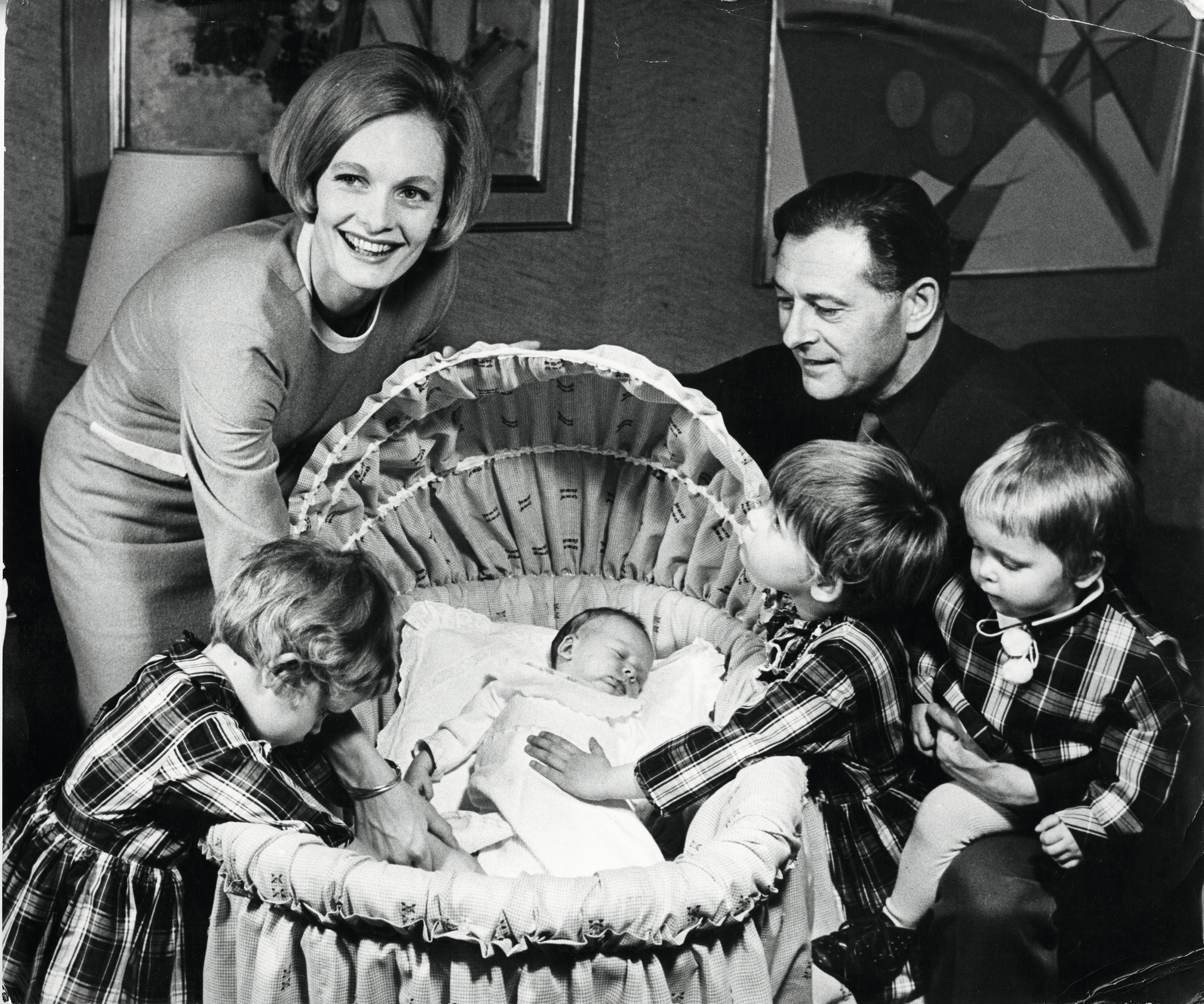 Poul Reichhardt med familie ved vugge