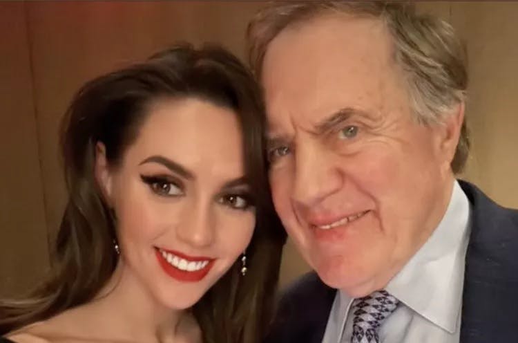 Bill Belichick og Jordan Hudson puster til ilden i forhold til et kommende ægteskab.