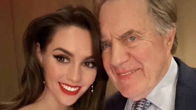 Bill Belichick og Jordan Hudson puster til ilden i forhold til et kommende ægteskab.