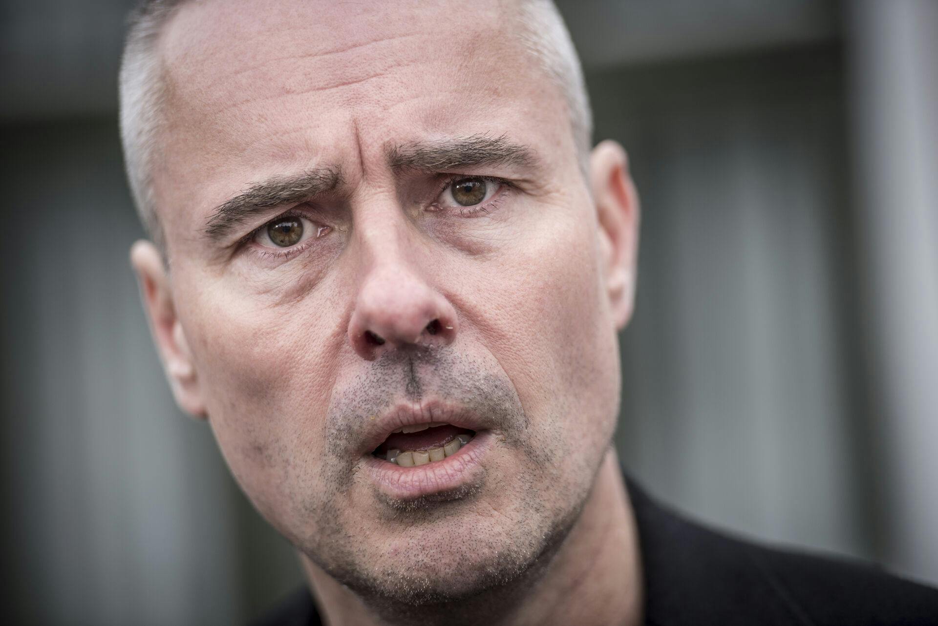 Henrik Sass Larsen skal i retten i en sag om besiddelse af overgrebsmateriale med børn.