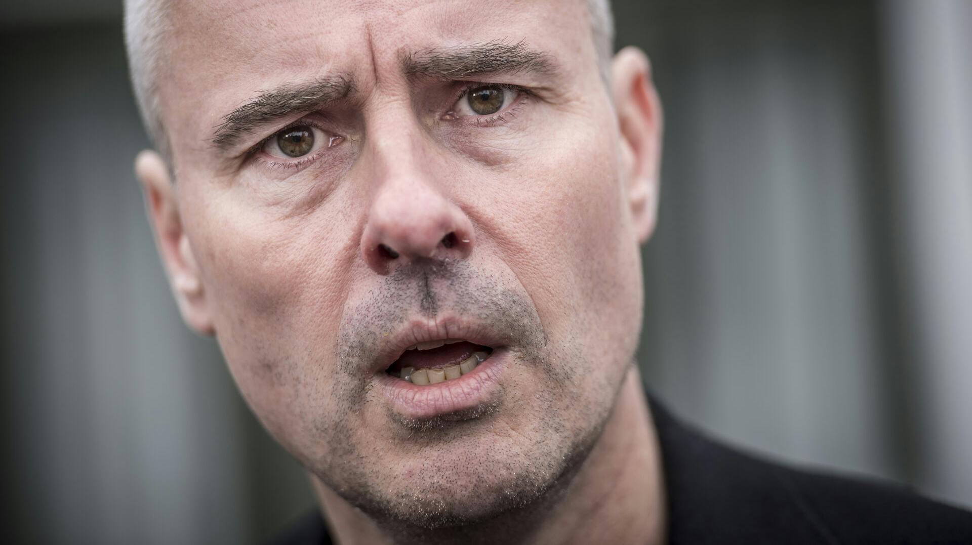 Henrik Sass Larsen skal i retten i en sag om besiddelse af overgrebsmateriale med børn.