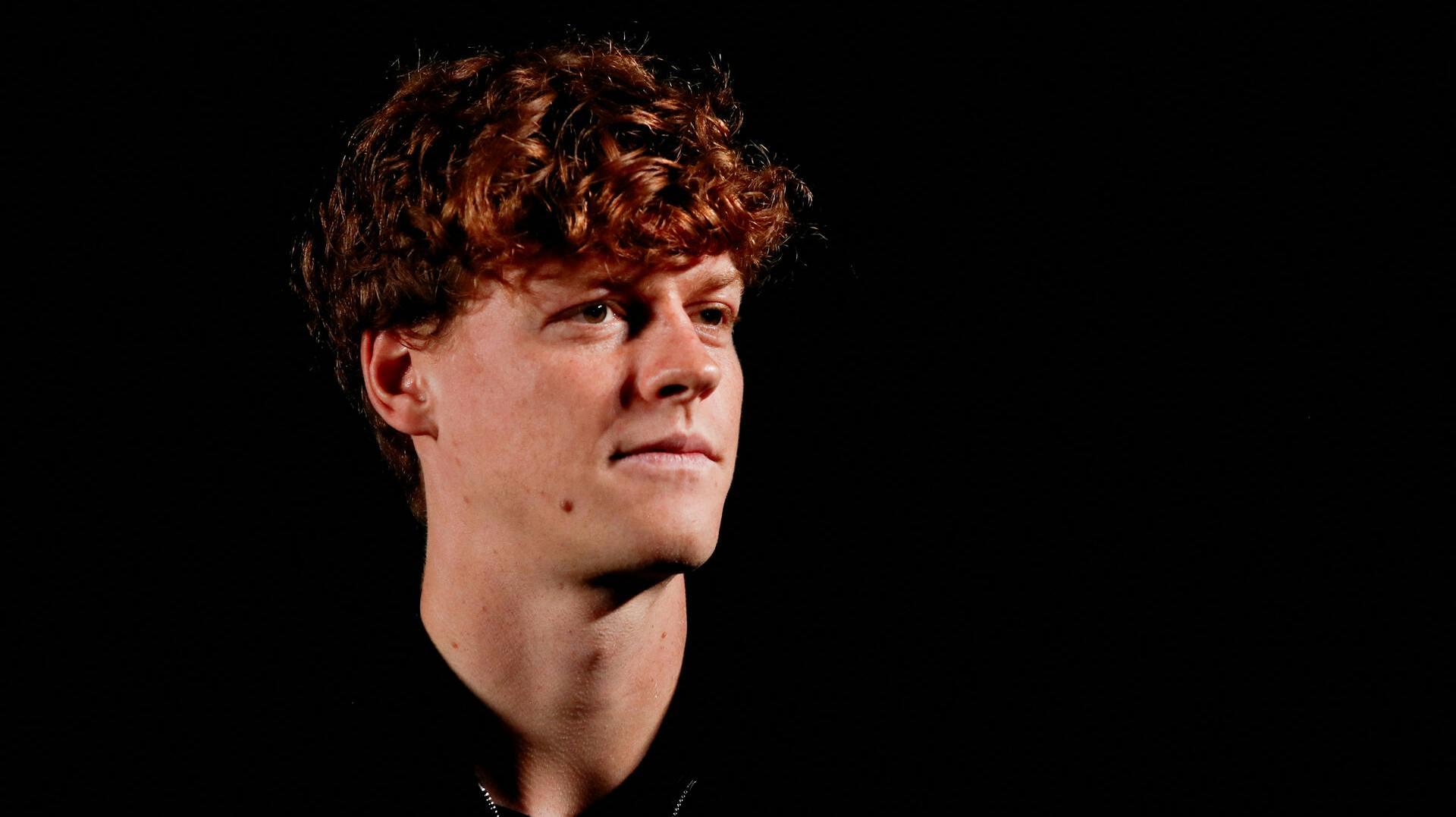 Jannik Sinner har fundet noget andet end tennis at bruge tiden på, imens han har karantæne. 
