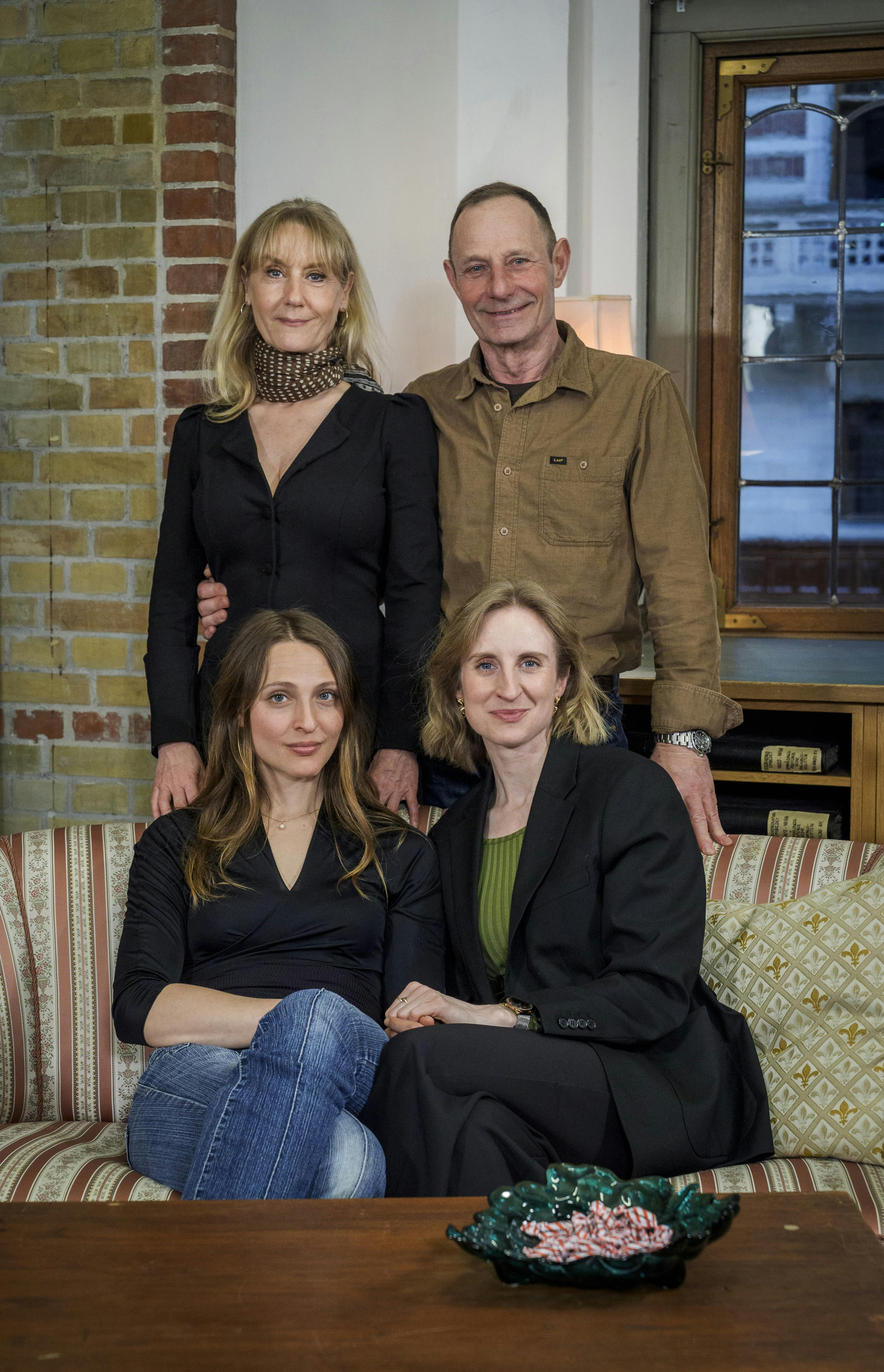 Jan Linnebjerg spiller overfor Anette Støvelbæk, som spiller hans ekskone Tina. Alice Bier og Rikke Eberhardt Isen spiller deres døtre Anne-Sofie og Rikke.