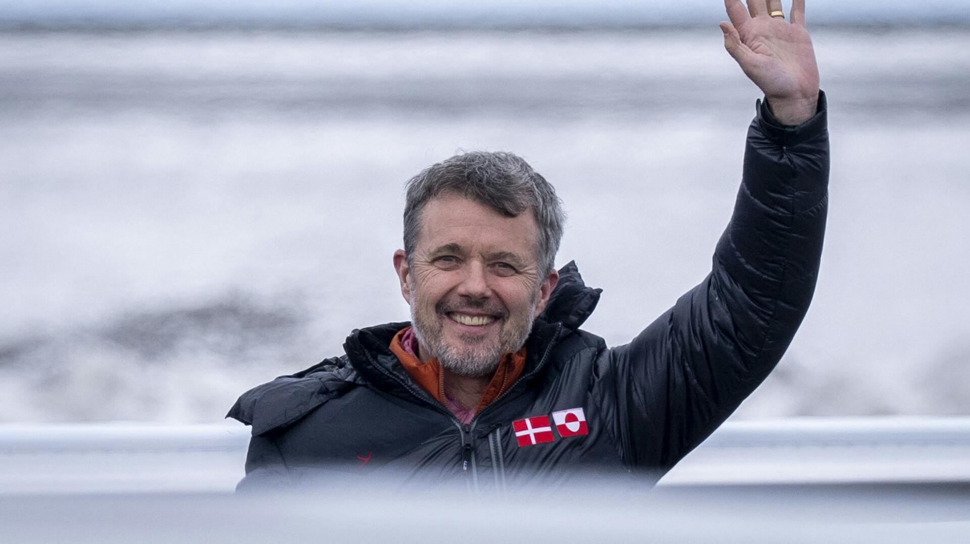 Kong Frederik X ankommer med forsvarets