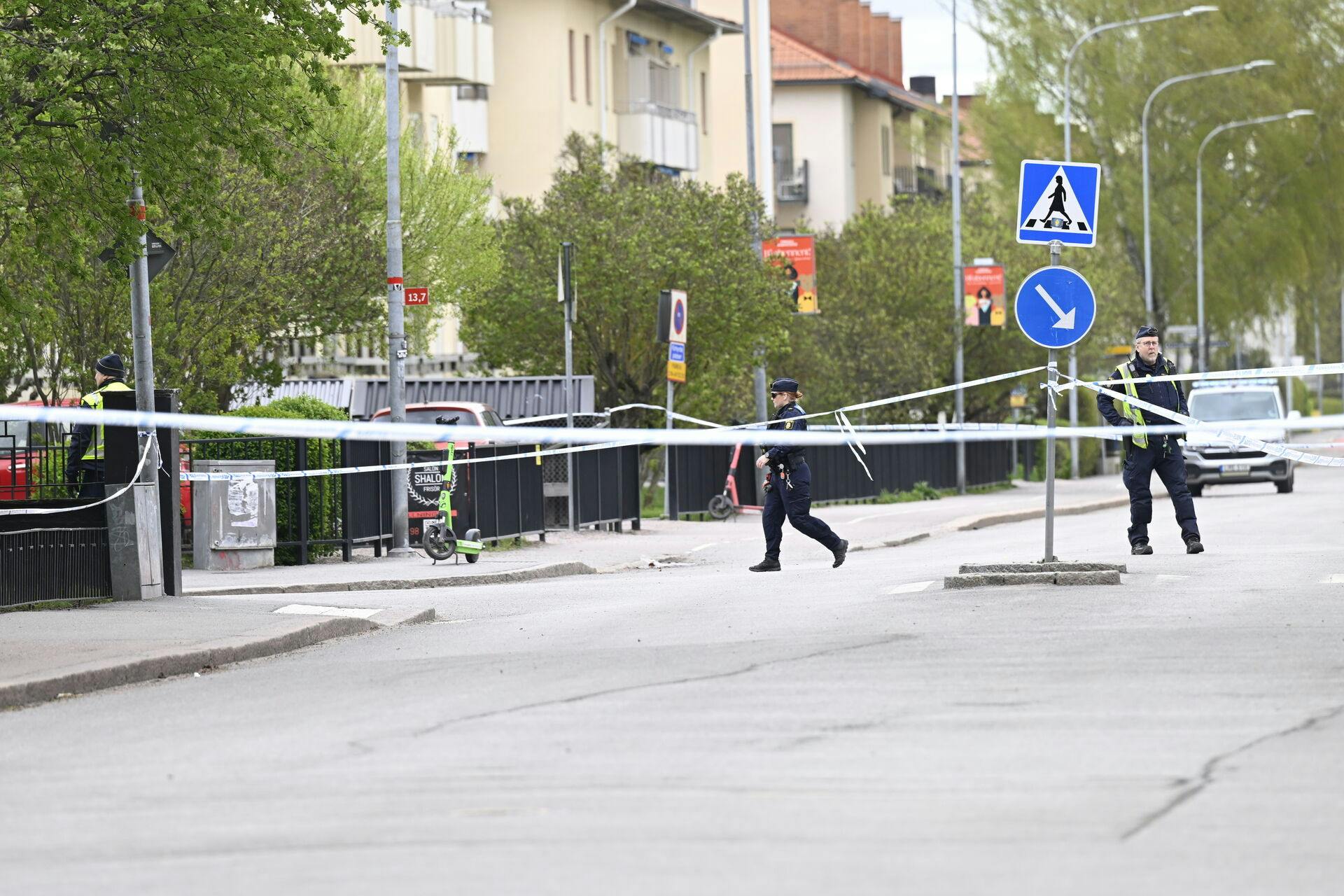 UPPSALA, SVERIGE 20250430 Dagen efter i Uppsala efter att flera personer dödats i en skottlossning vid Vaksala torg i centrala Uppsala på tisdagseftermiddagen. Foto: Fredrik Sandberg / TT / Kod 10080. (Foto: 10080 FREDRIK SANDBERG /TT/Ritzau Scanpix)