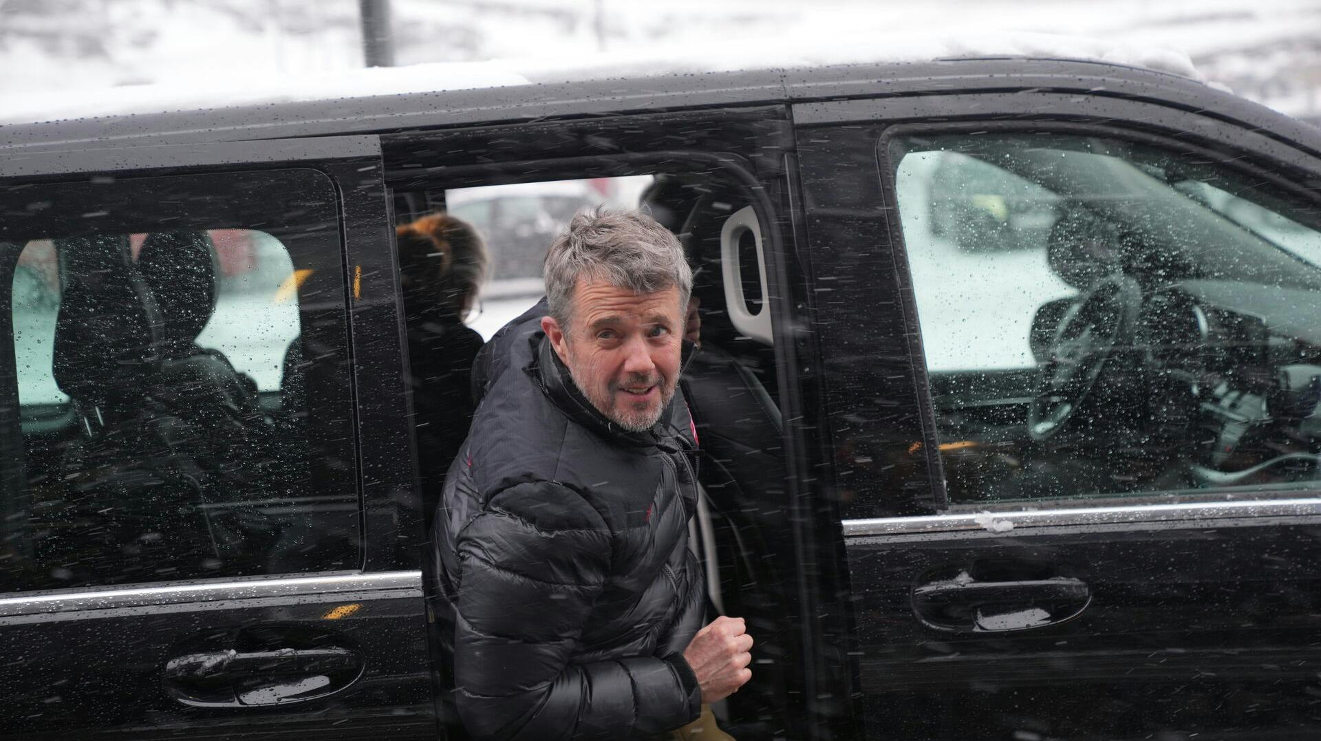 Kong Frederik måtte dukke sig i snevejret, da han ankom til universitet for kort tid siden.