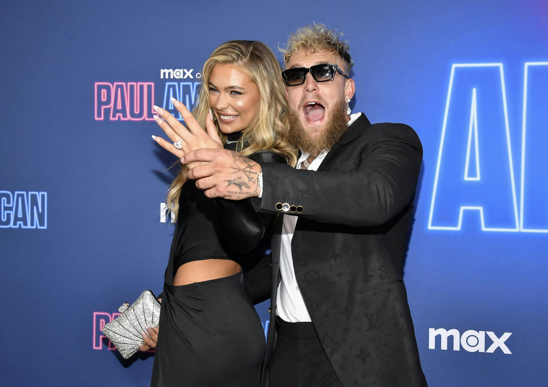 Jutta Leerdam og partneren Jake Paul flasher forlovelsesringen.&nbsp;