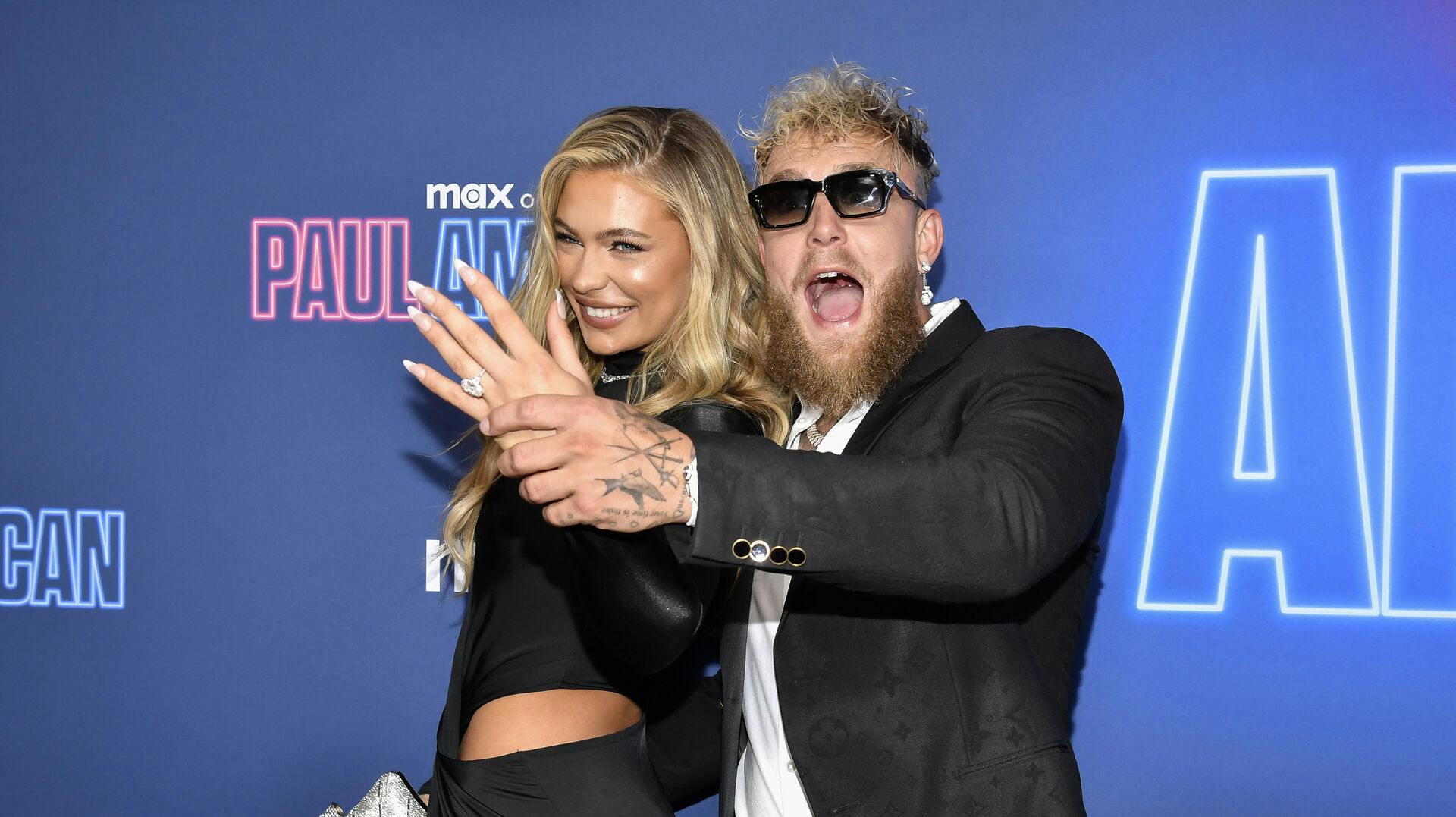 Jutta Leerdam og partneren Jake Paul flasher forlovelsesringen. 