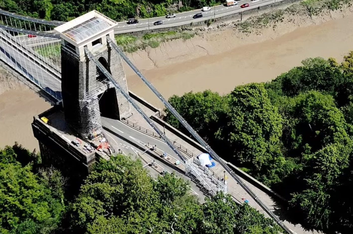 En forbipasserende cyklist opdagede en mistænkelig mand med store kufferter på Clifton Bridge i Bristol. I kufferterne var ligresterne.