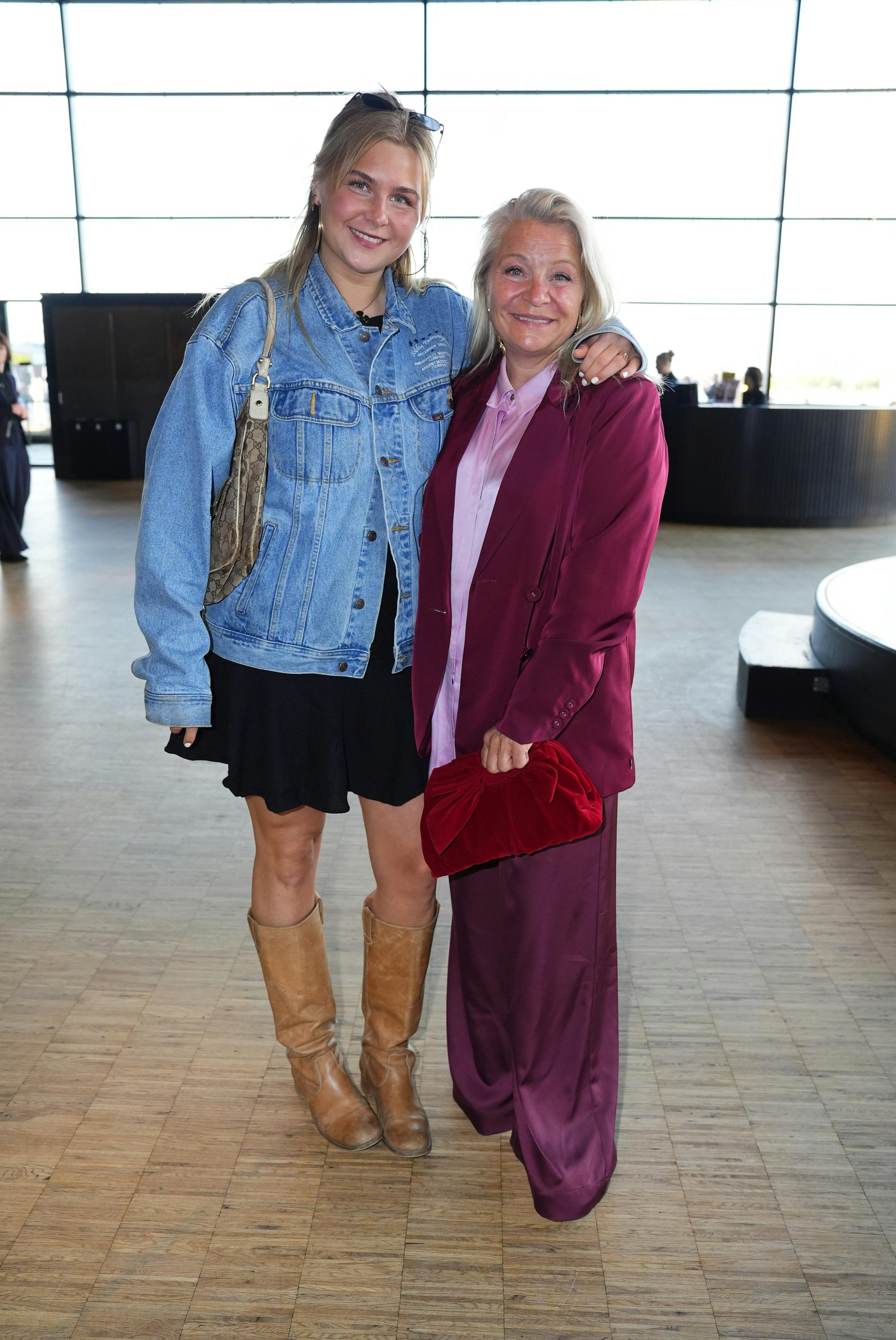 Signe Lindkvist og datteren Karla My til premieren på "Feberen".