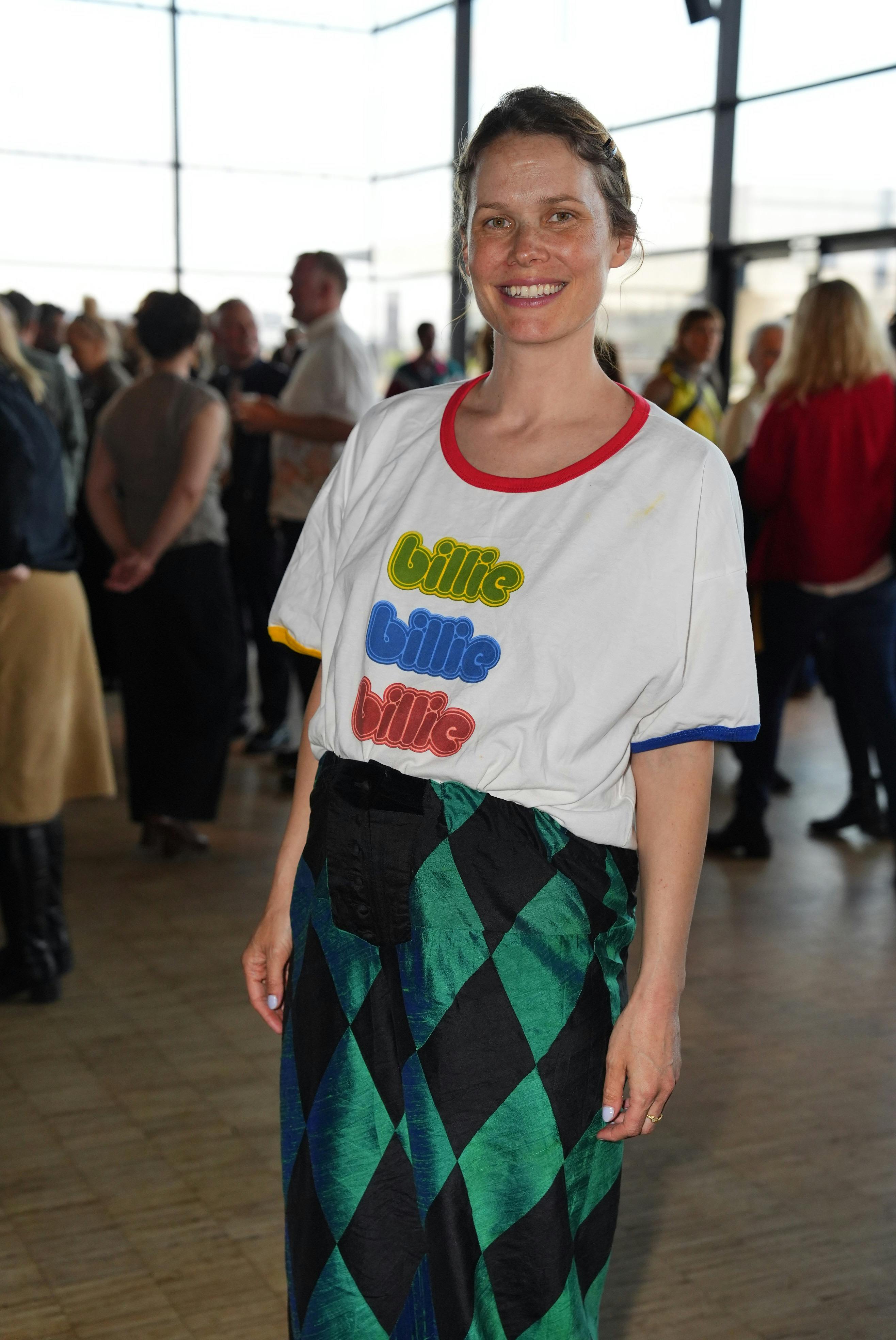 Oh Land er iført Billie Eilish-T-Shirt, men hun er dog ikke selv til koncerten i aften. I stedet er hun til premiere på "Feberen".