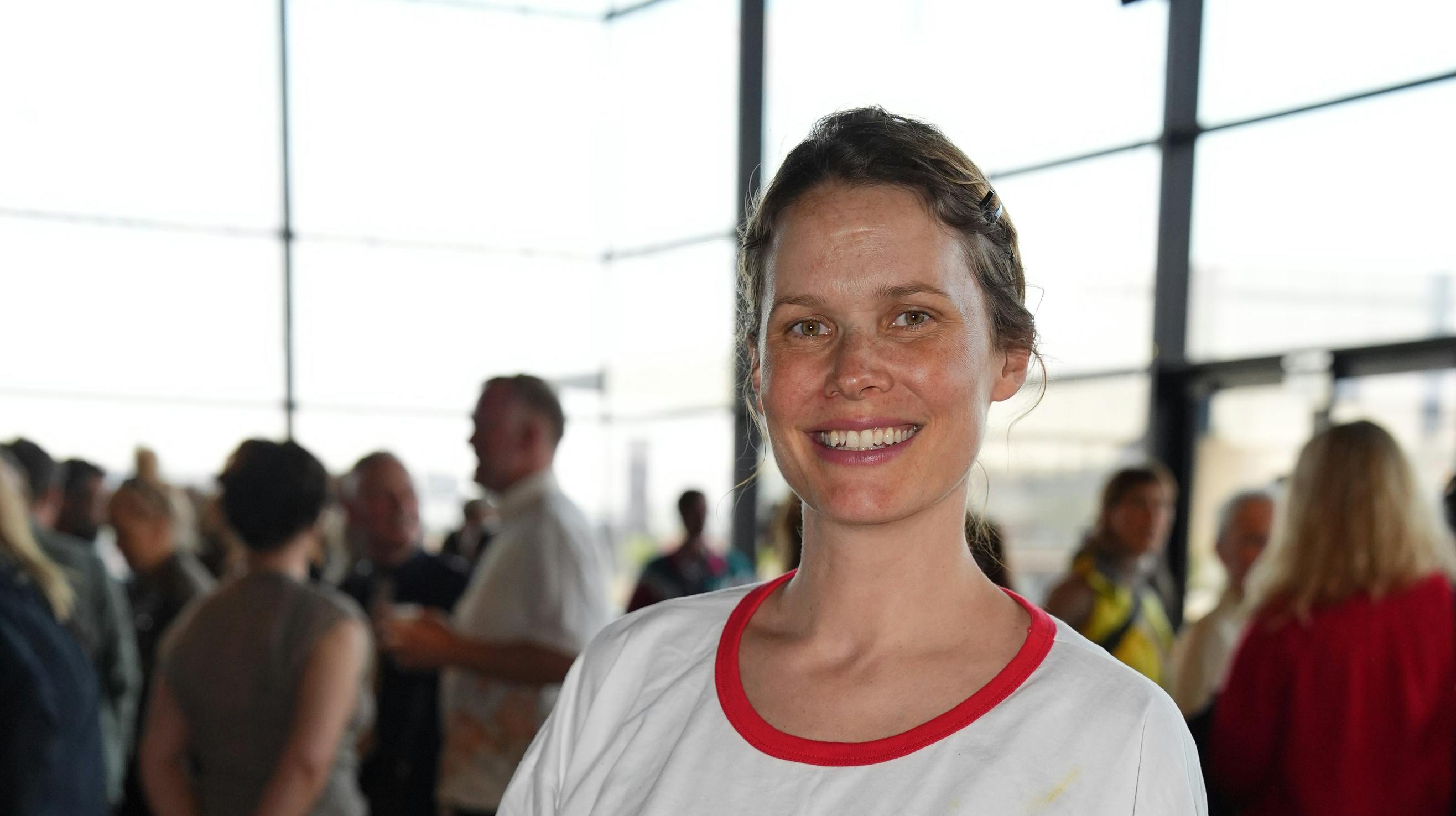 Oh Land er iført Billie Eilish-T-Shirt, men hun er dog ikke selv til koncerten i aften. I stedet er hun til premiere på "Feberen".