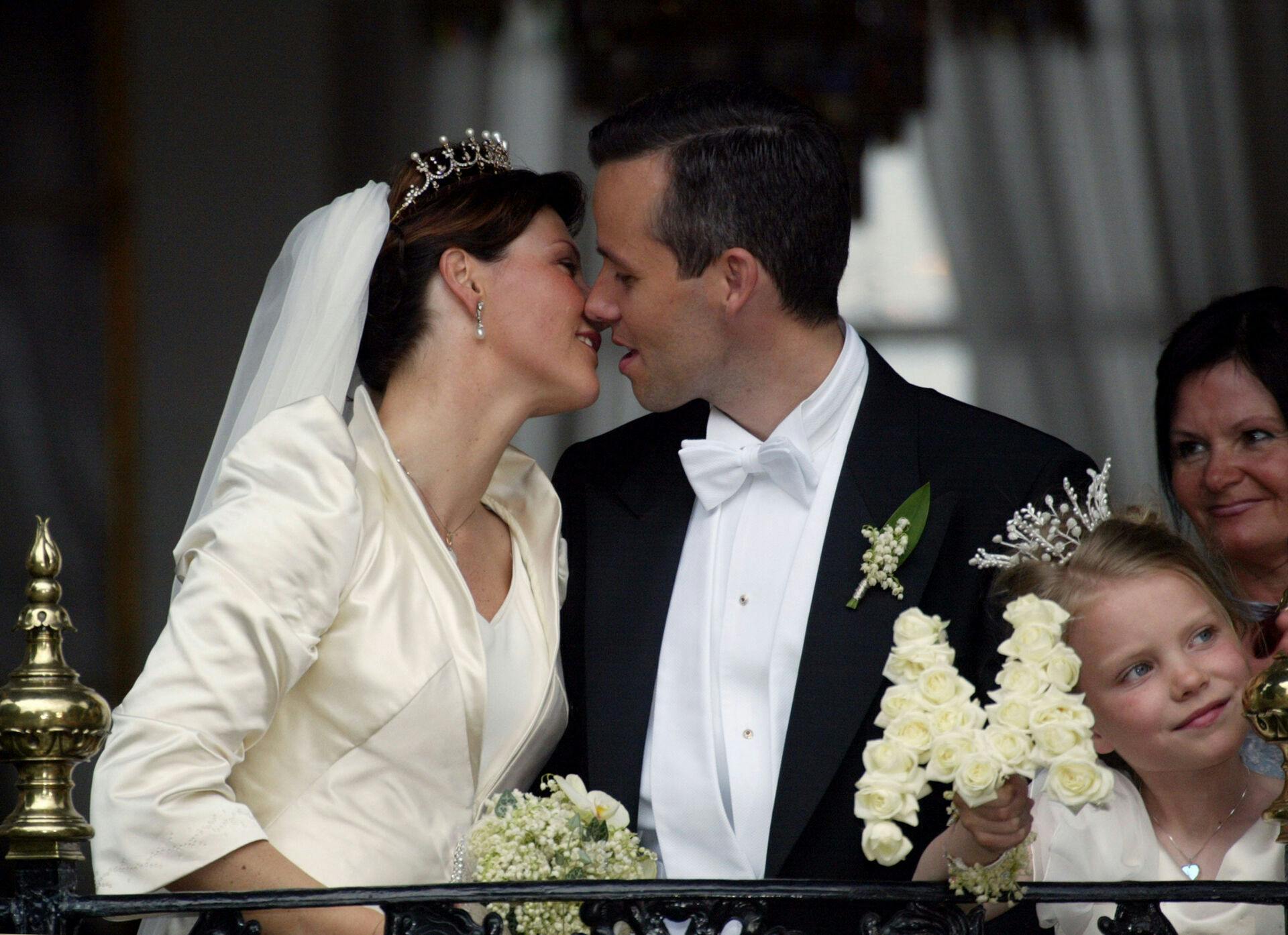 Ari Behn giftede sig ind i en af Norges mest offentlige familier, da han 24. maj 2002 sagde ”ja” til Märtha Louise ved et romantisk bryllup i Norges vigtigste kirke, Nidarosdomen i Trondheim.
