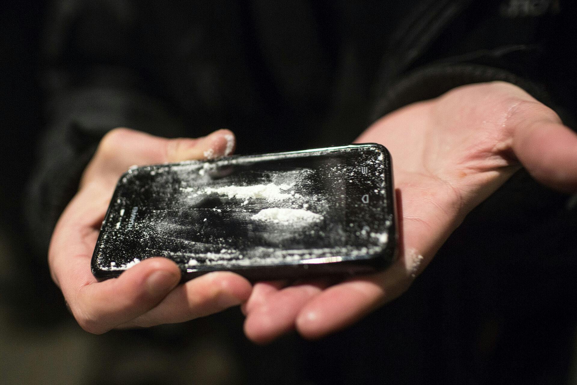 Det var ikke kun øl der blev indtaget til festen på Dronning Louises Bro. Her er det kokain på iPhone. Nytårsaften 2014 på Dronning Louises Bro i København.