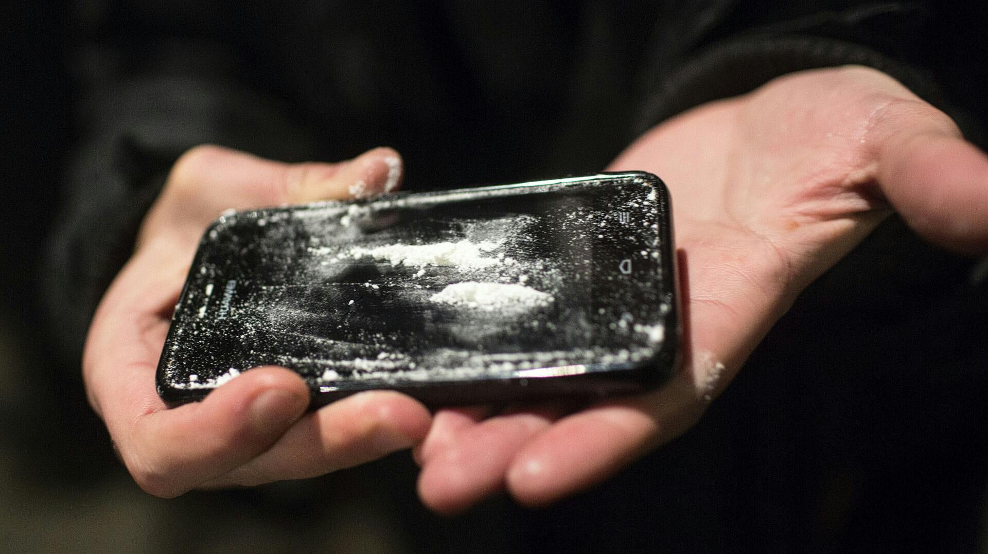 Det var ikke kun øl der blev indtaget til festen på Dronning Louises Bro. Her er det kokain på iPhone. Nytårsaften 2014 på Dronning Louises Bro i København.