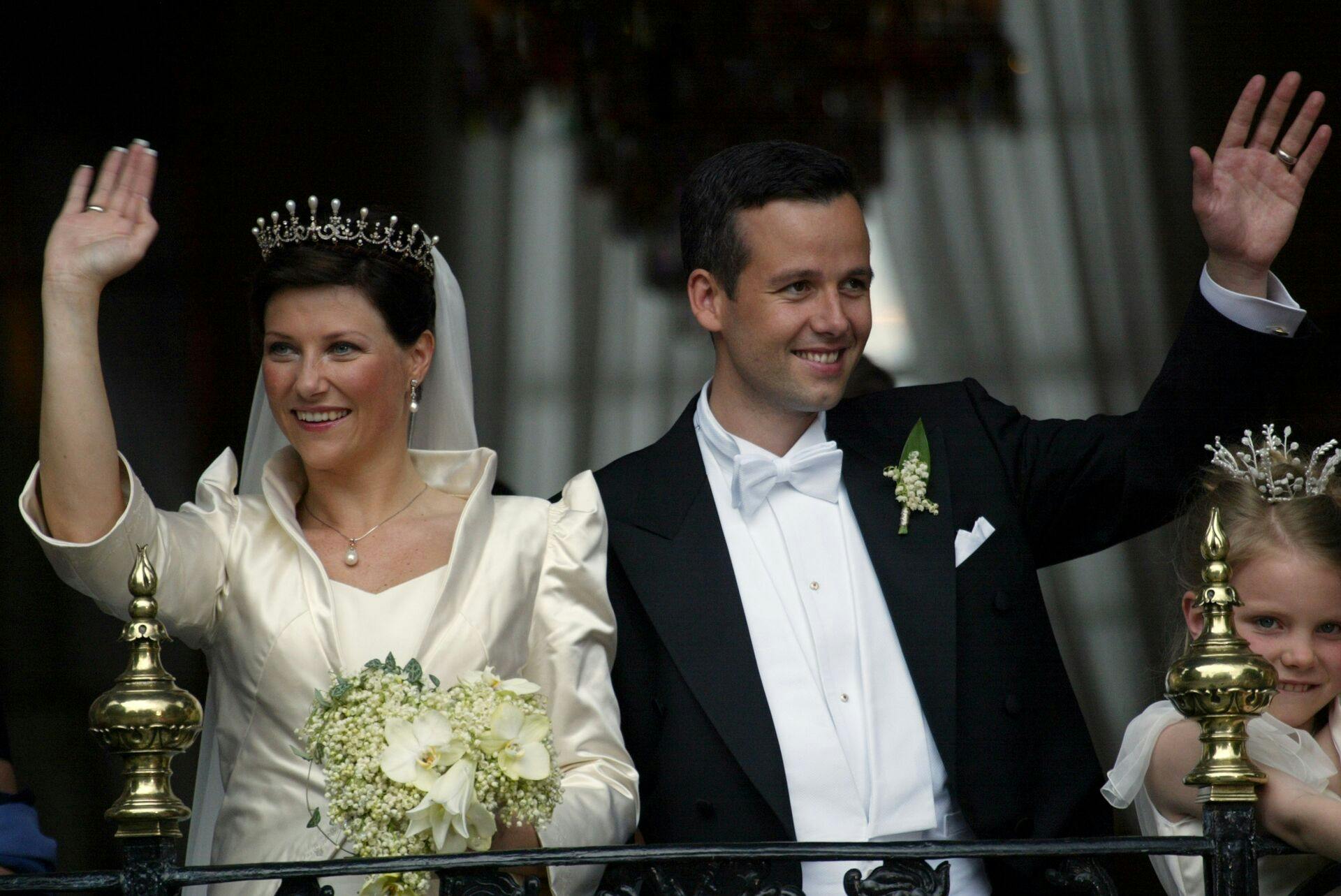 Ari Behn giftede sig ind i en af Norges mest offentlige familier, da han 24. maj 2002 sagde ”ja” til Märtha Louise ved et romantisk bryllup i Norges vigtigste kirke, Nidarosdomen i Trondheim.